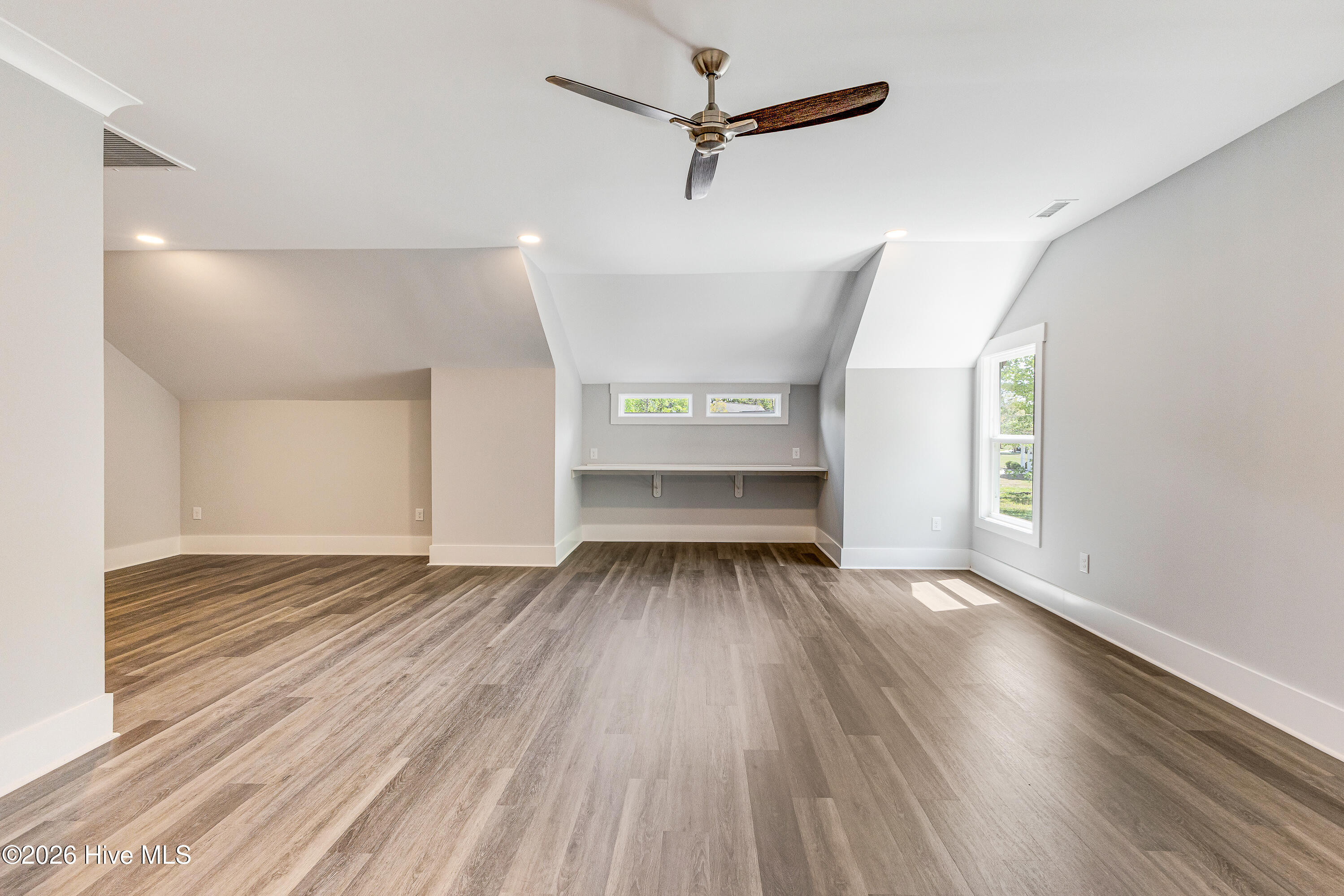 100560439 | Photo 35