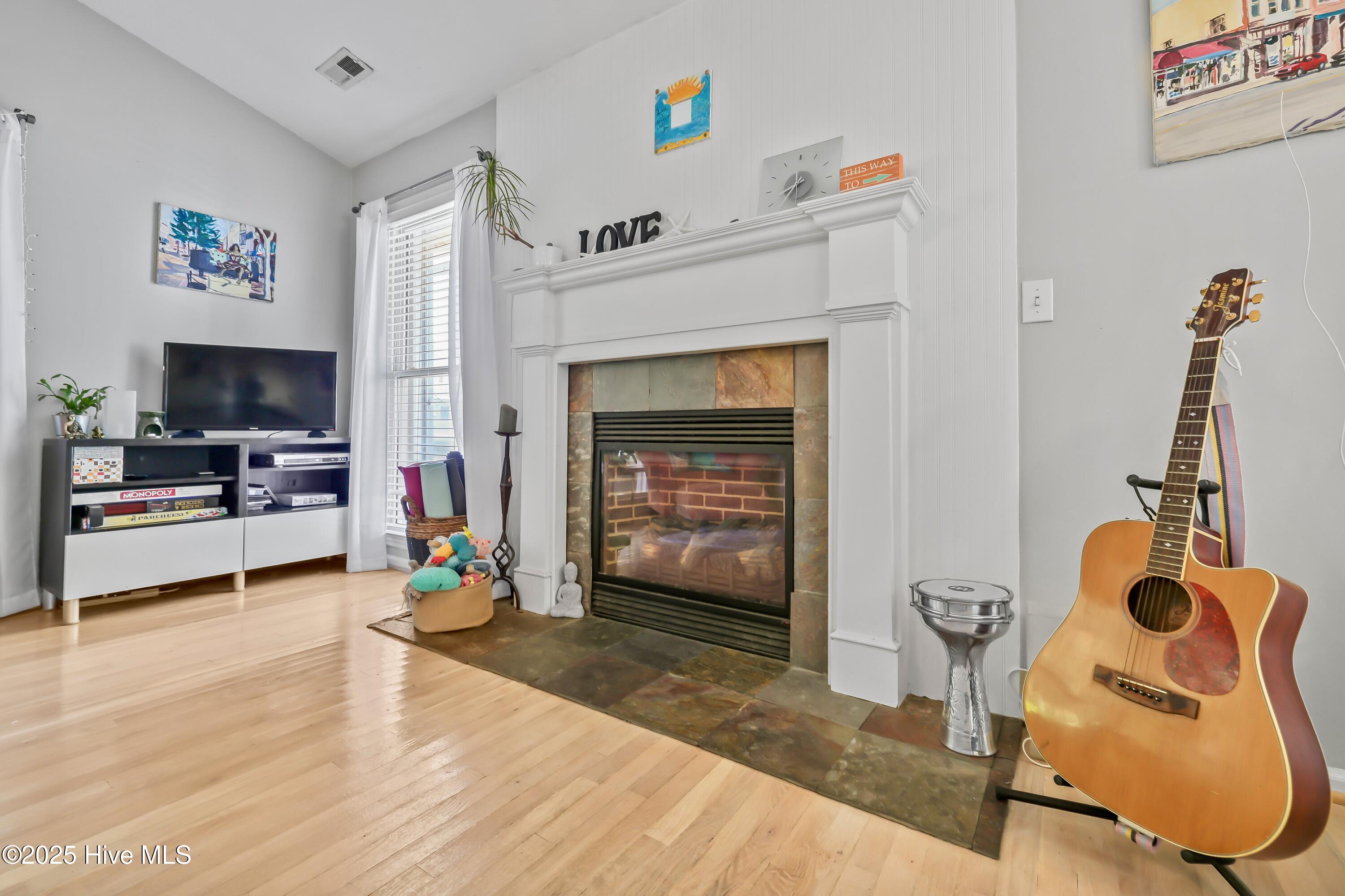 100519287 | Photo 11