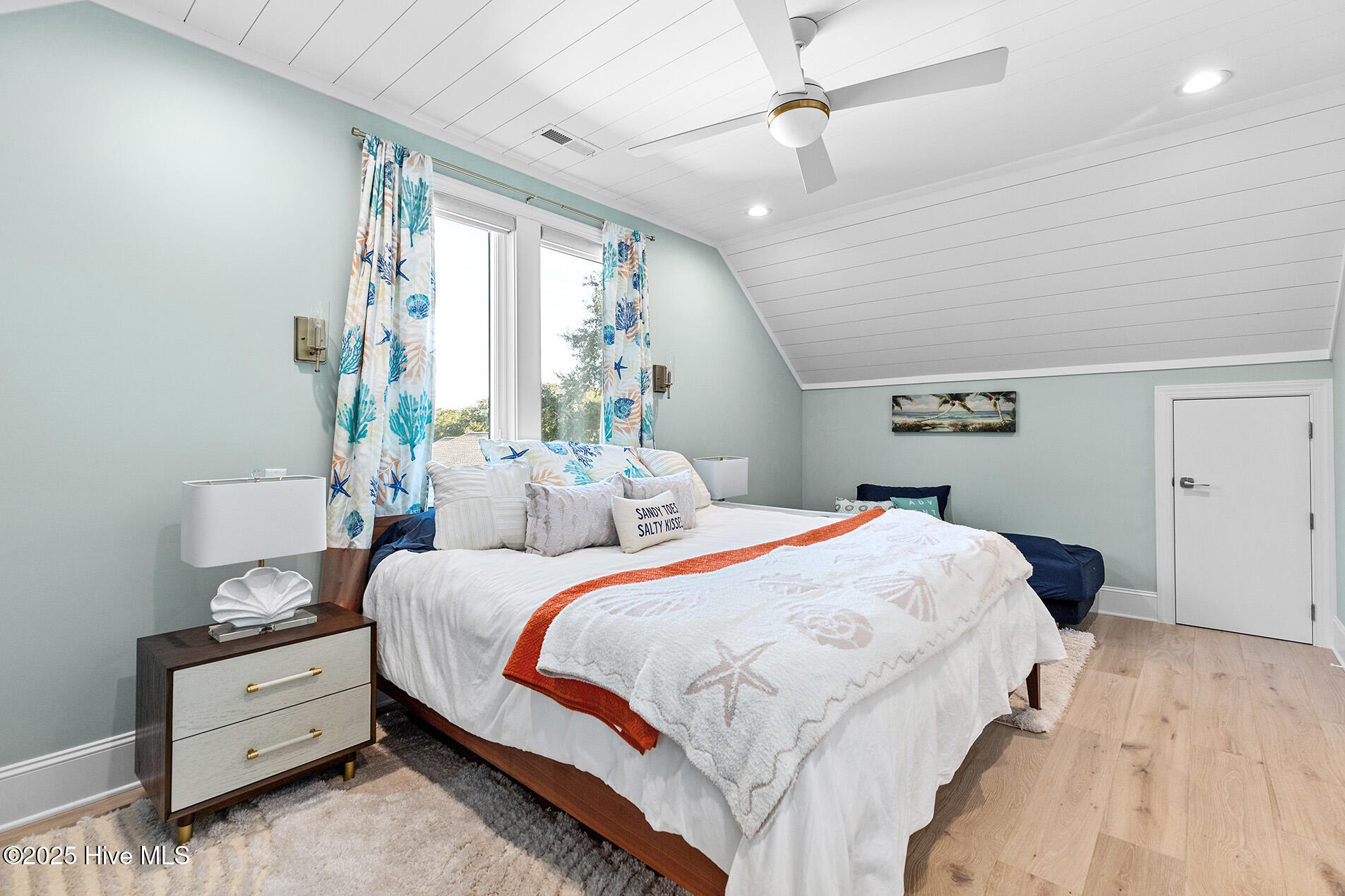 100540813 | Photo 46