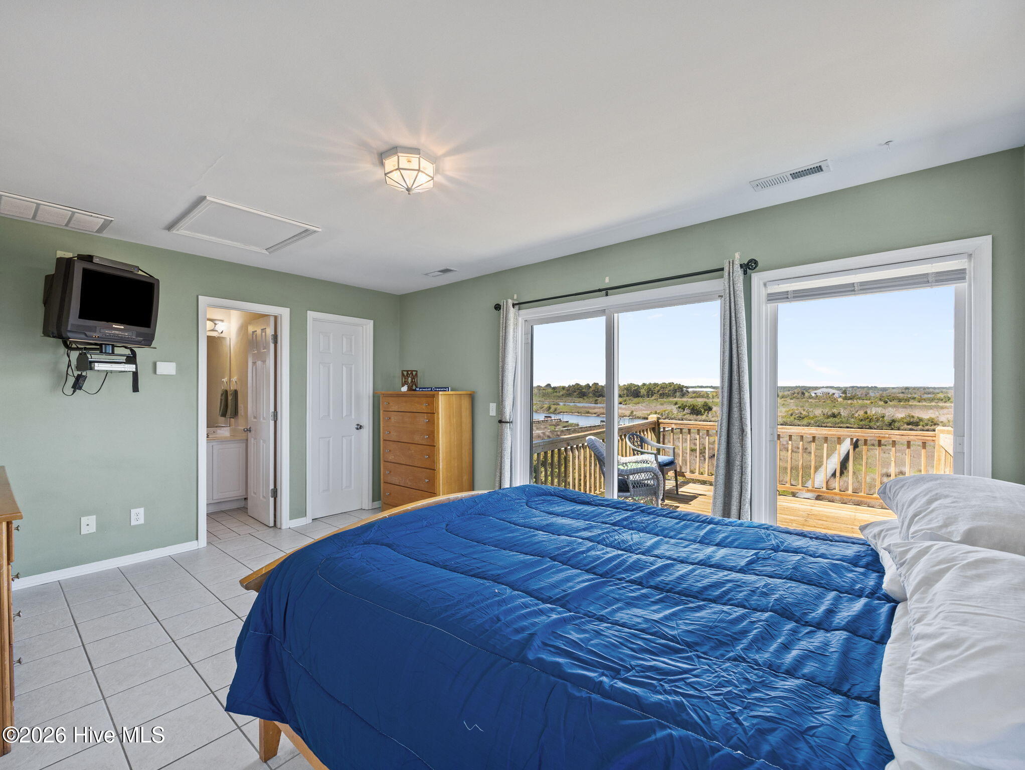 100564989 | Photo 30