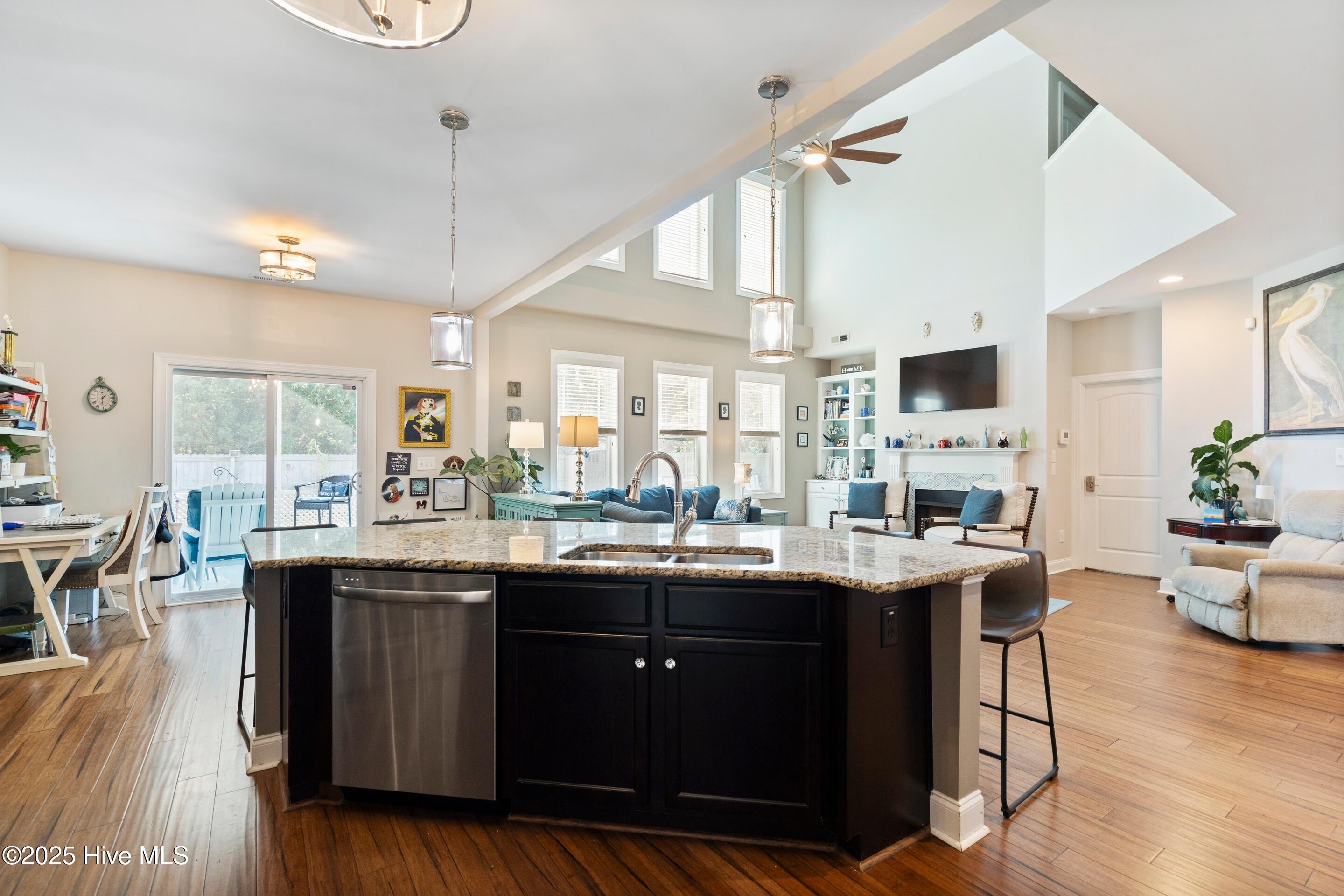 100532495 | Photo 23