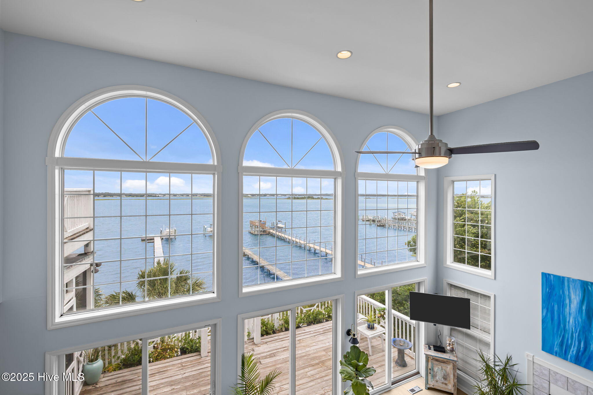 100526742 | Photo 23