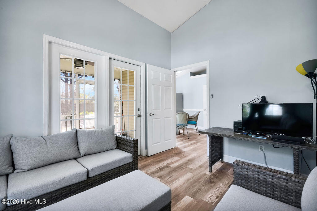 100560710 | Photo 16