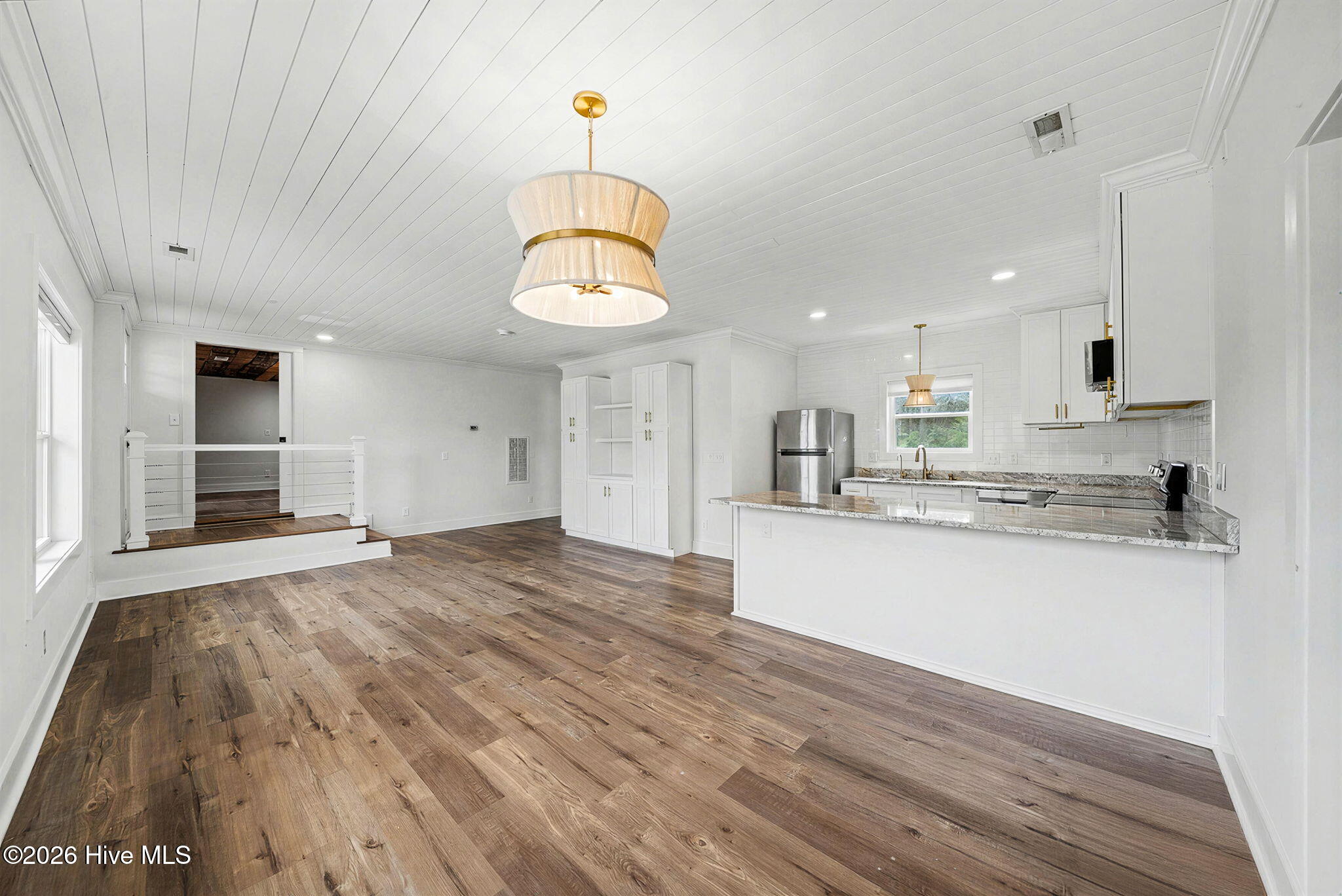 100563489 | Photo 50