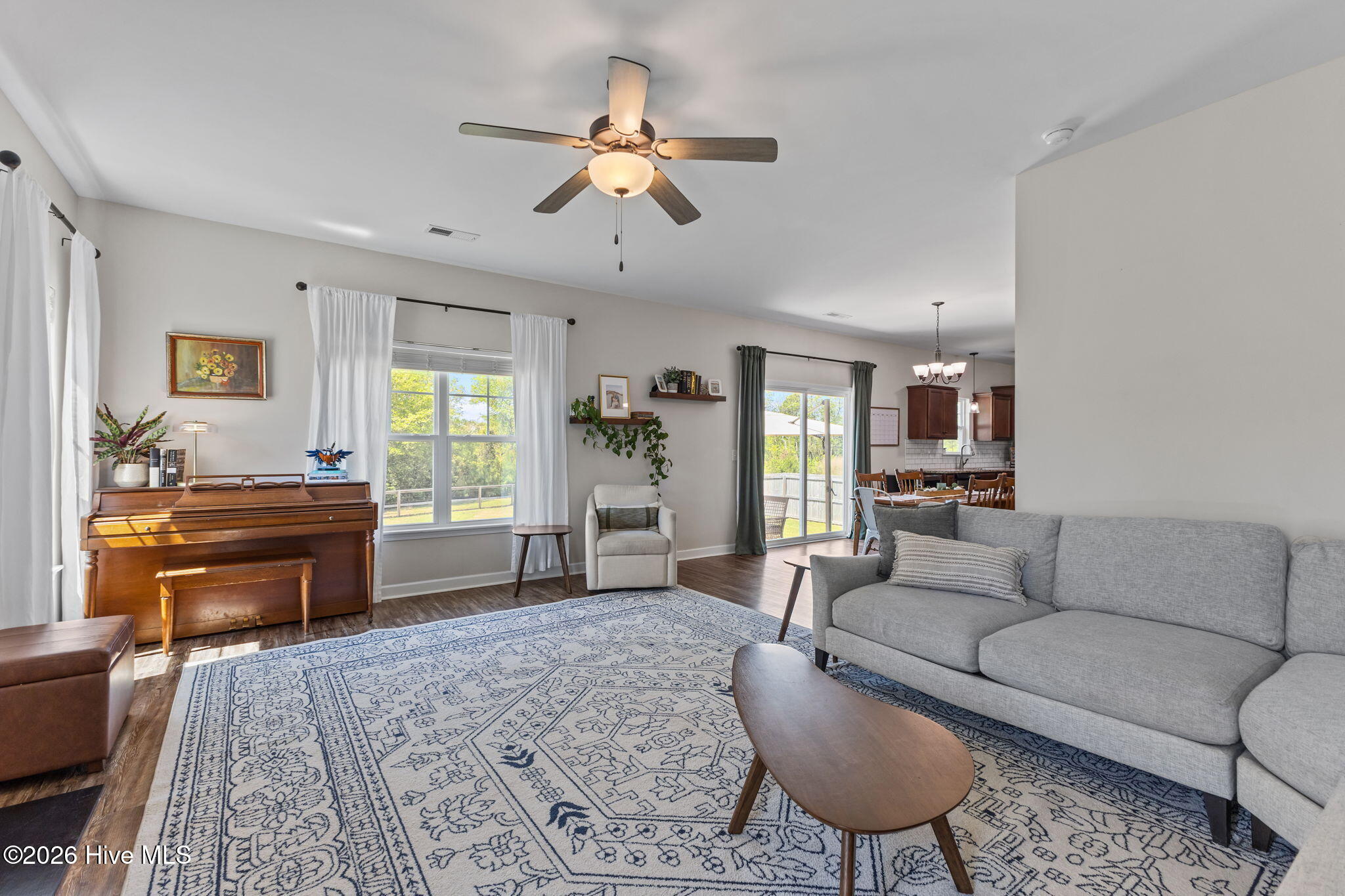 100568670 | Photo 11