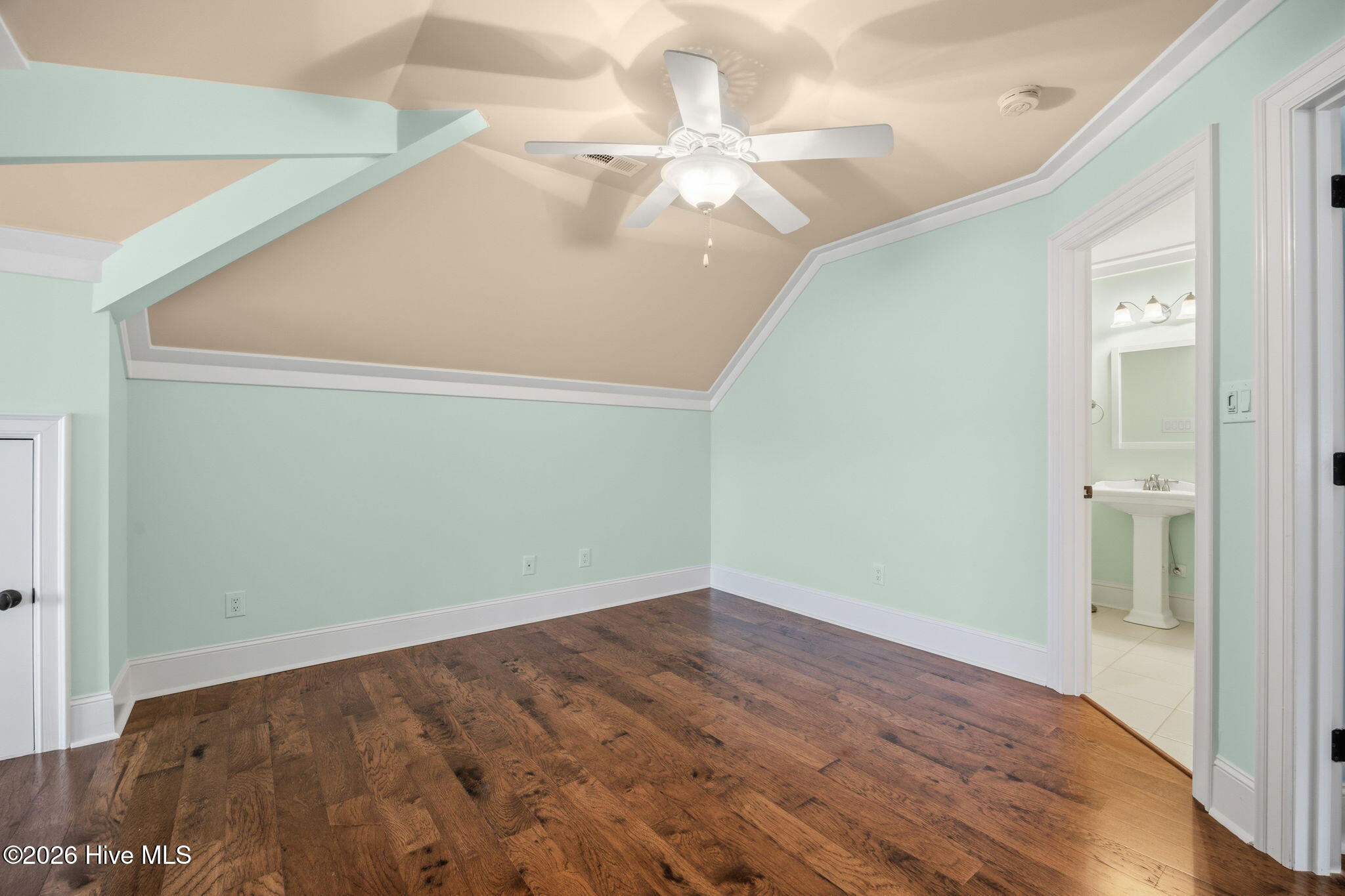 100561060 | Photo 30