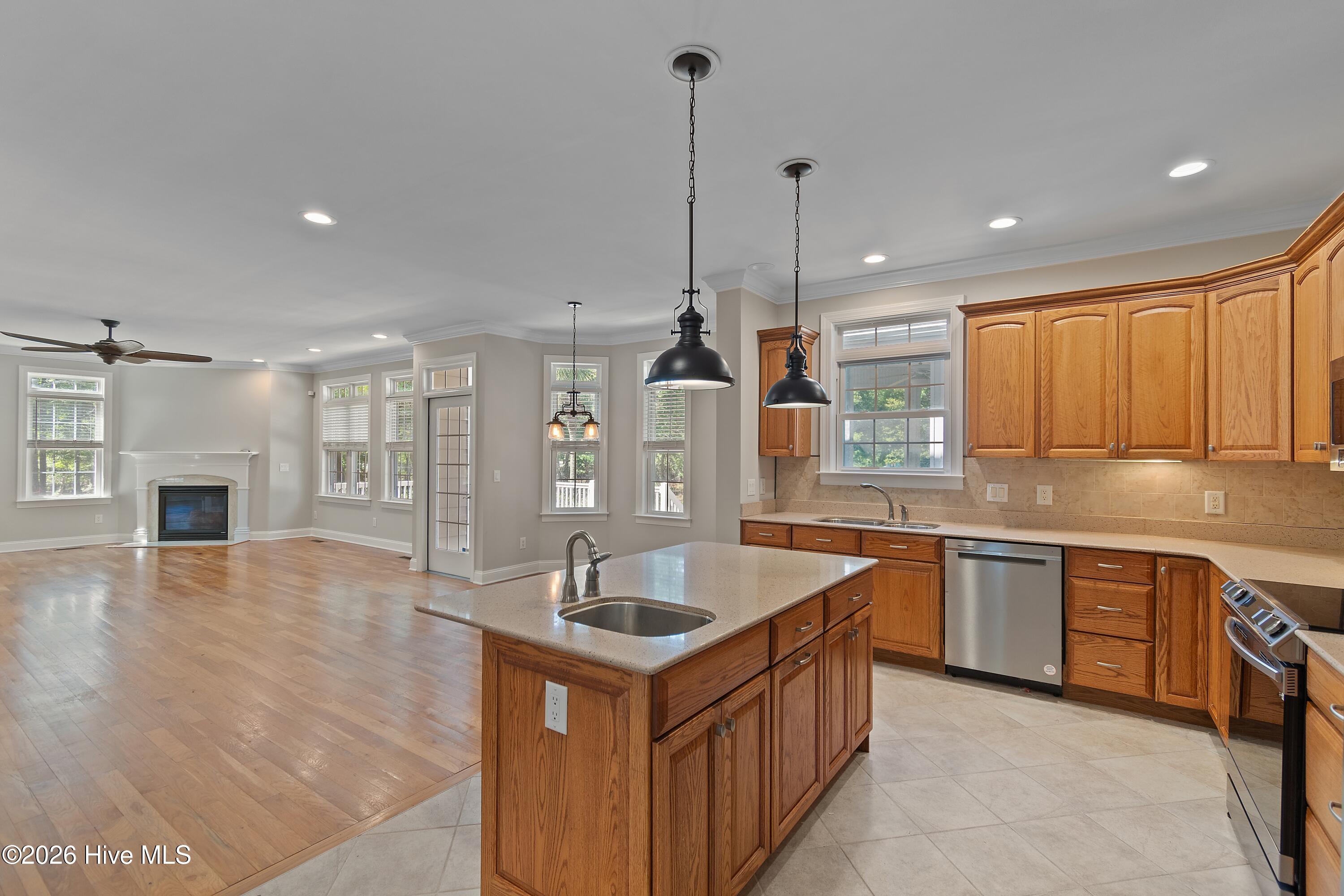 100568662 | Photo 13