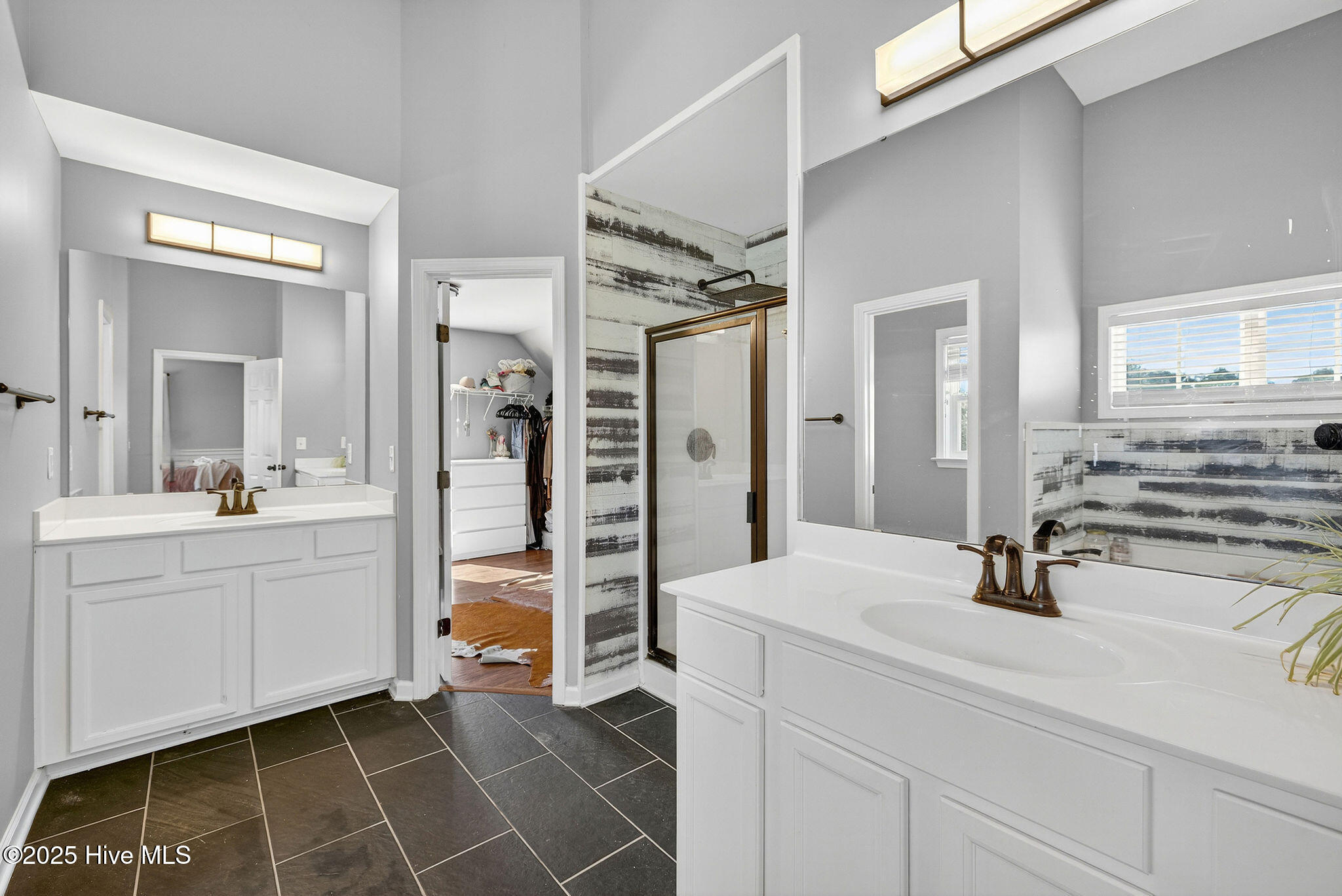 100537905 | Photo 25