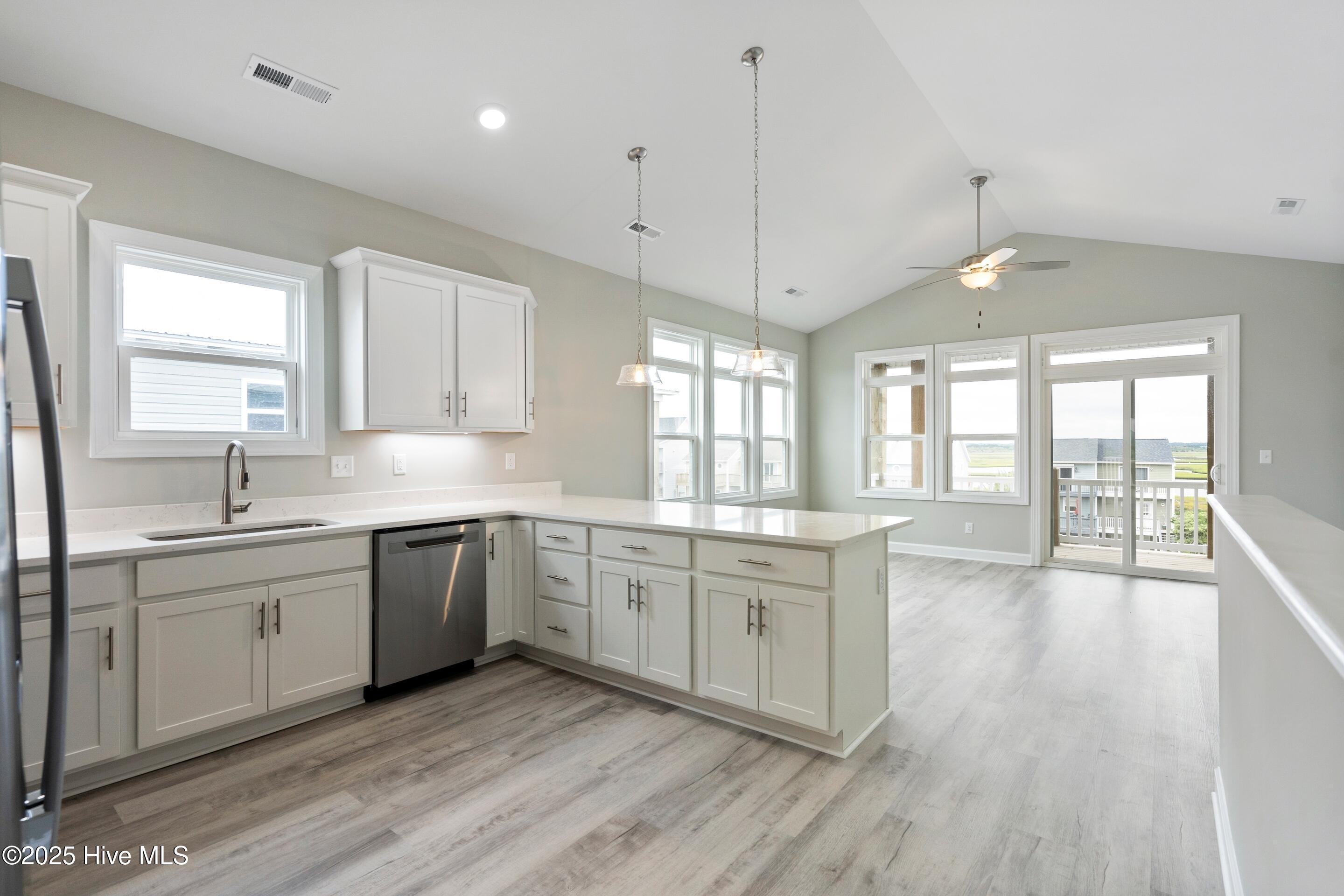 100525905 | Photo 25