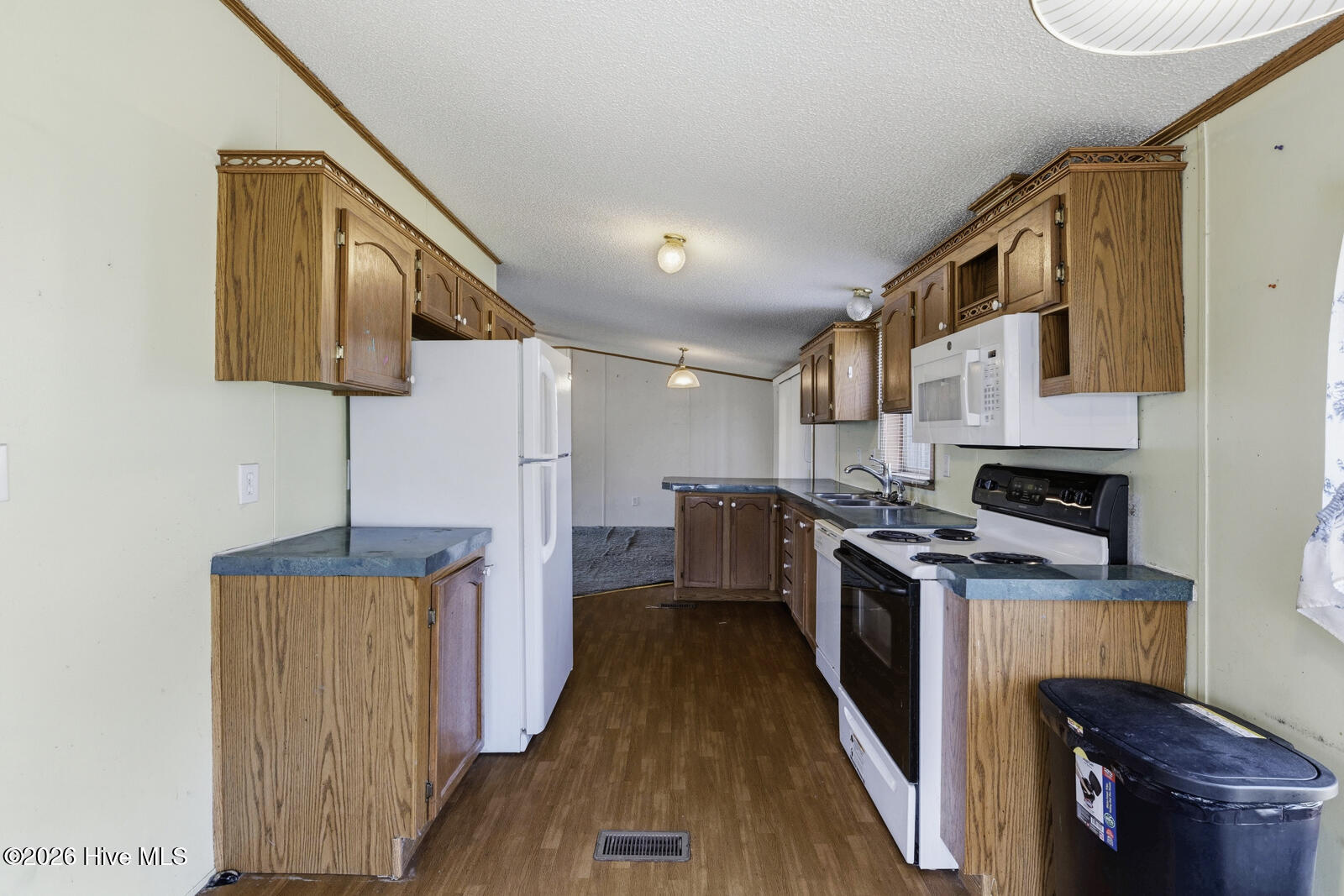 100561628 | Photo 11