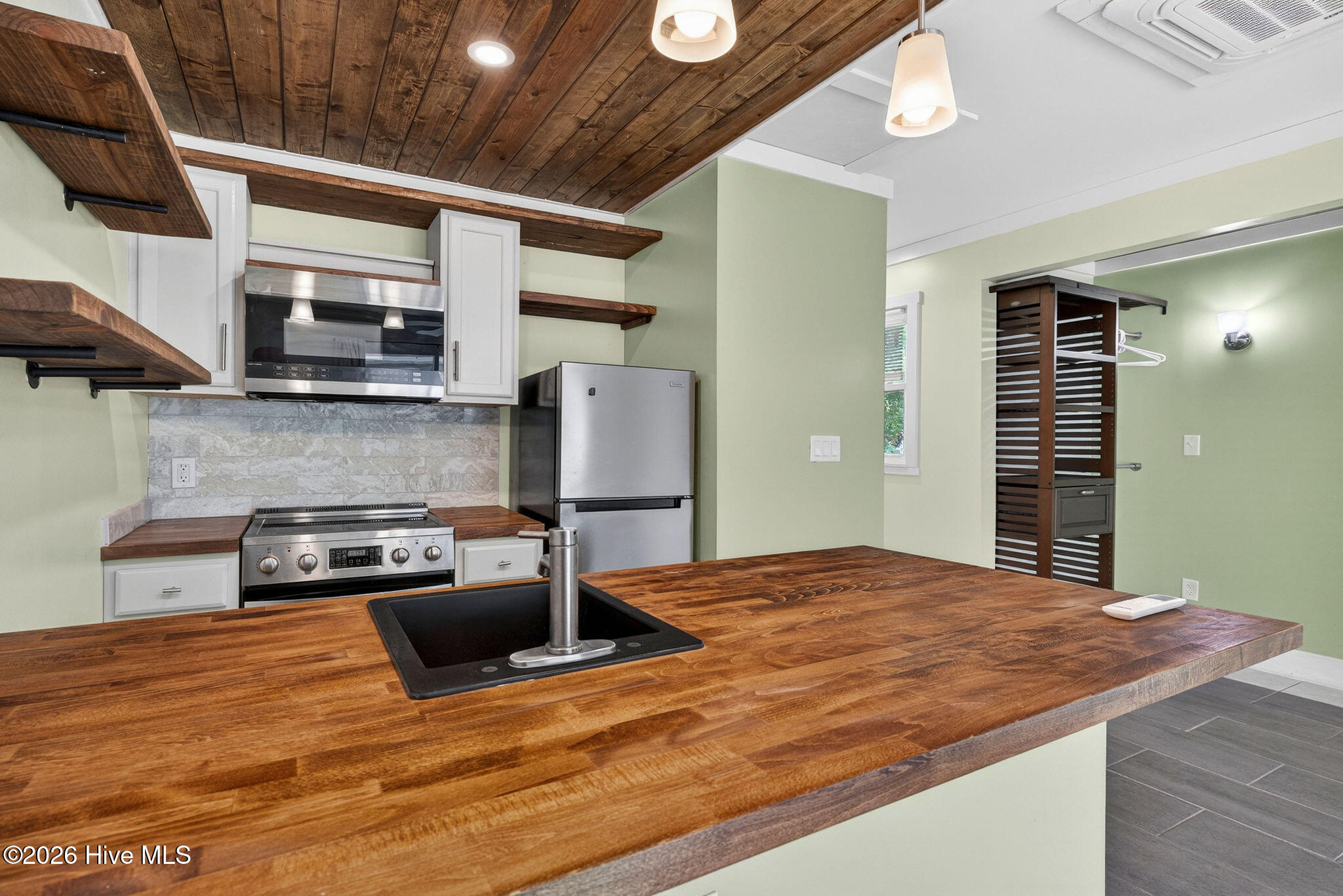 100570293 | Photo 30