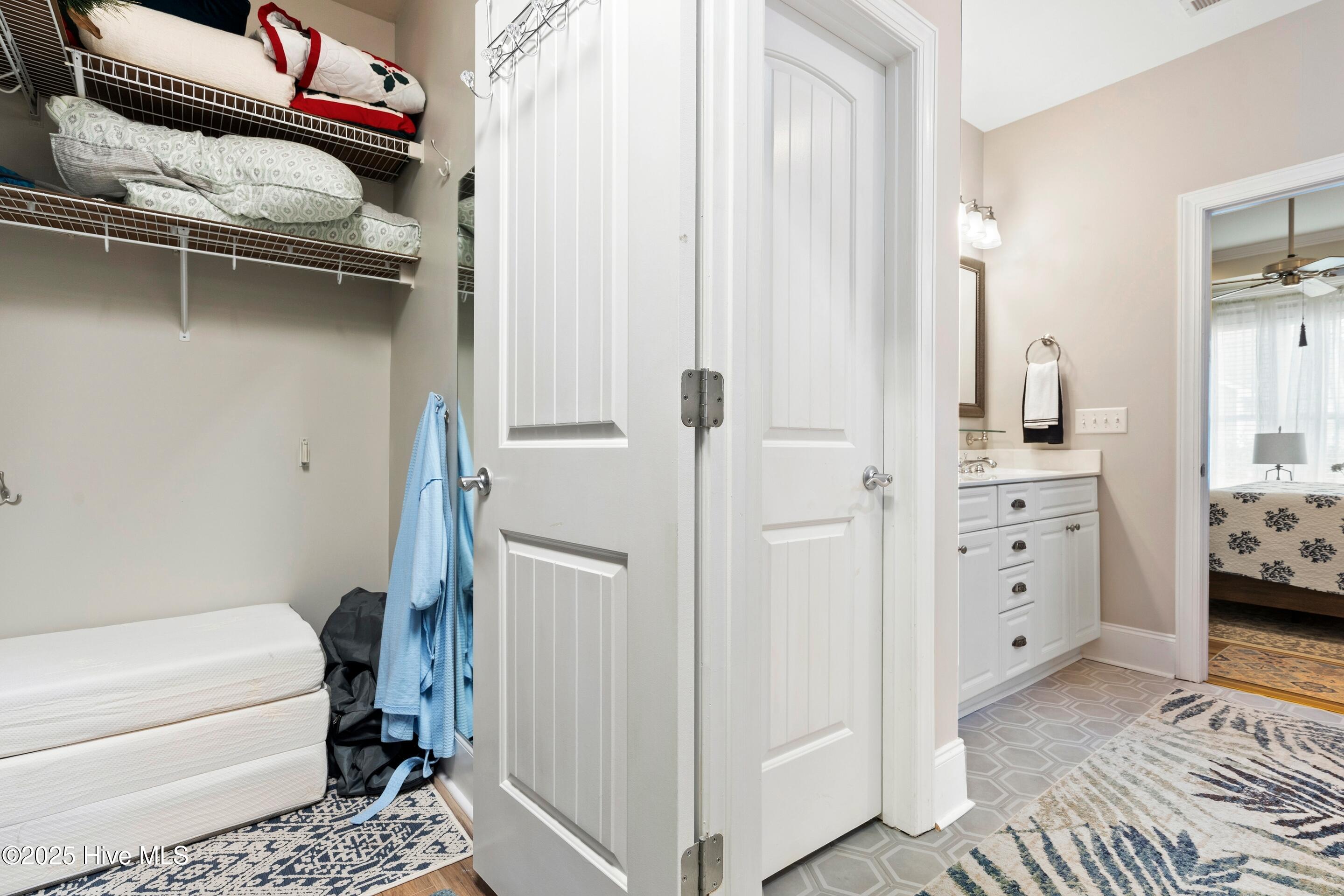 100525982 | Photo 41