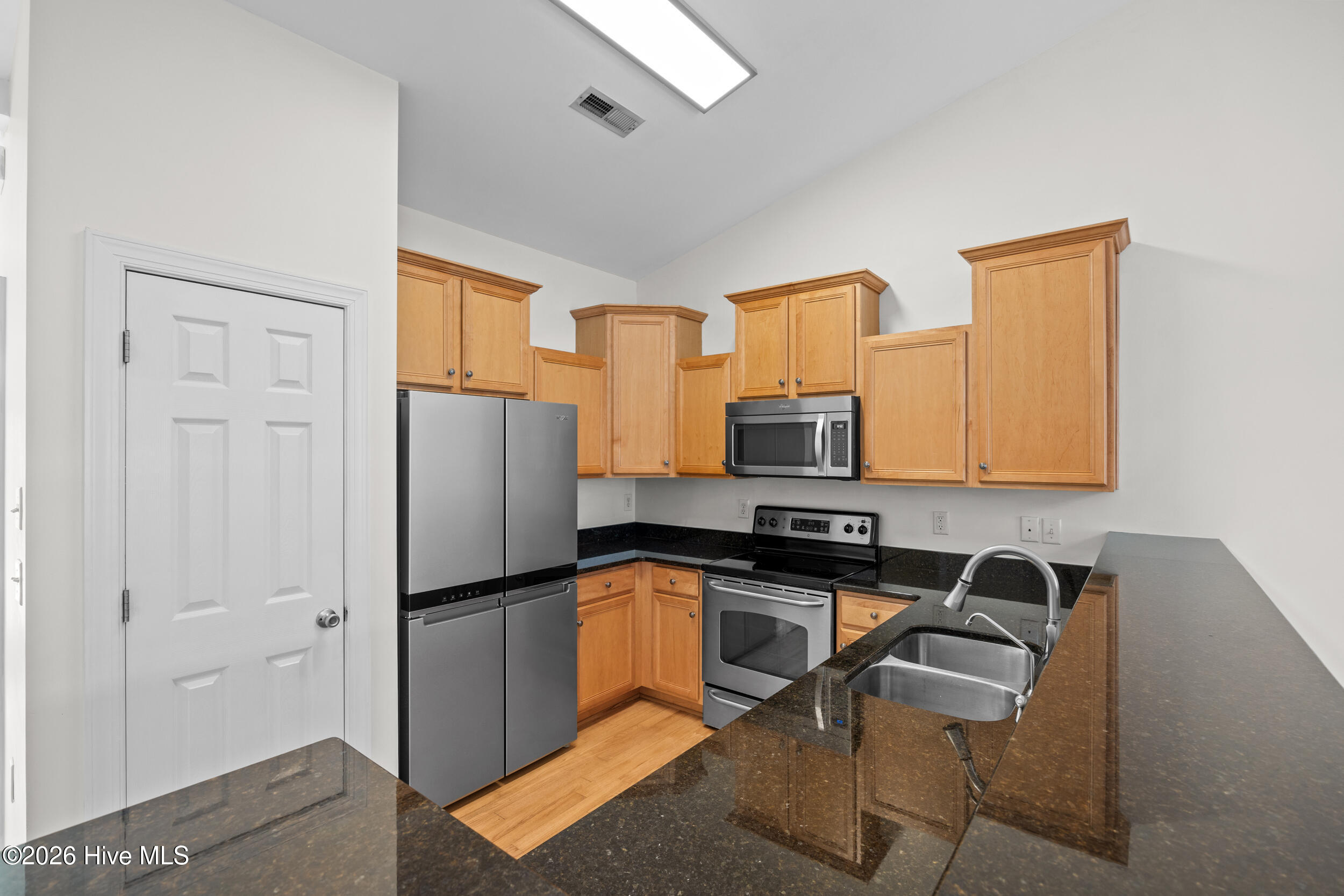 100566827 | Photo 15