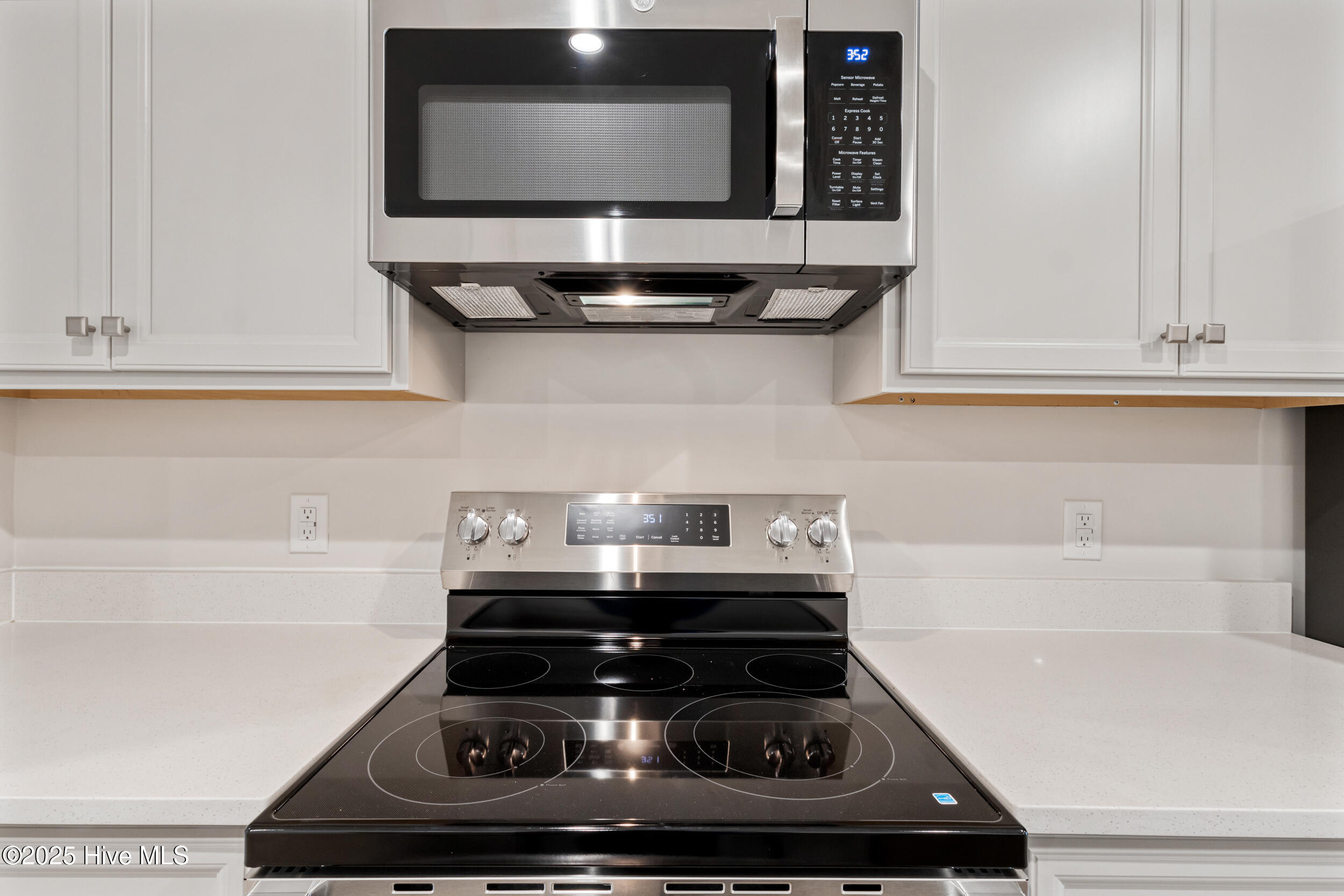 100537228 | Photo 13