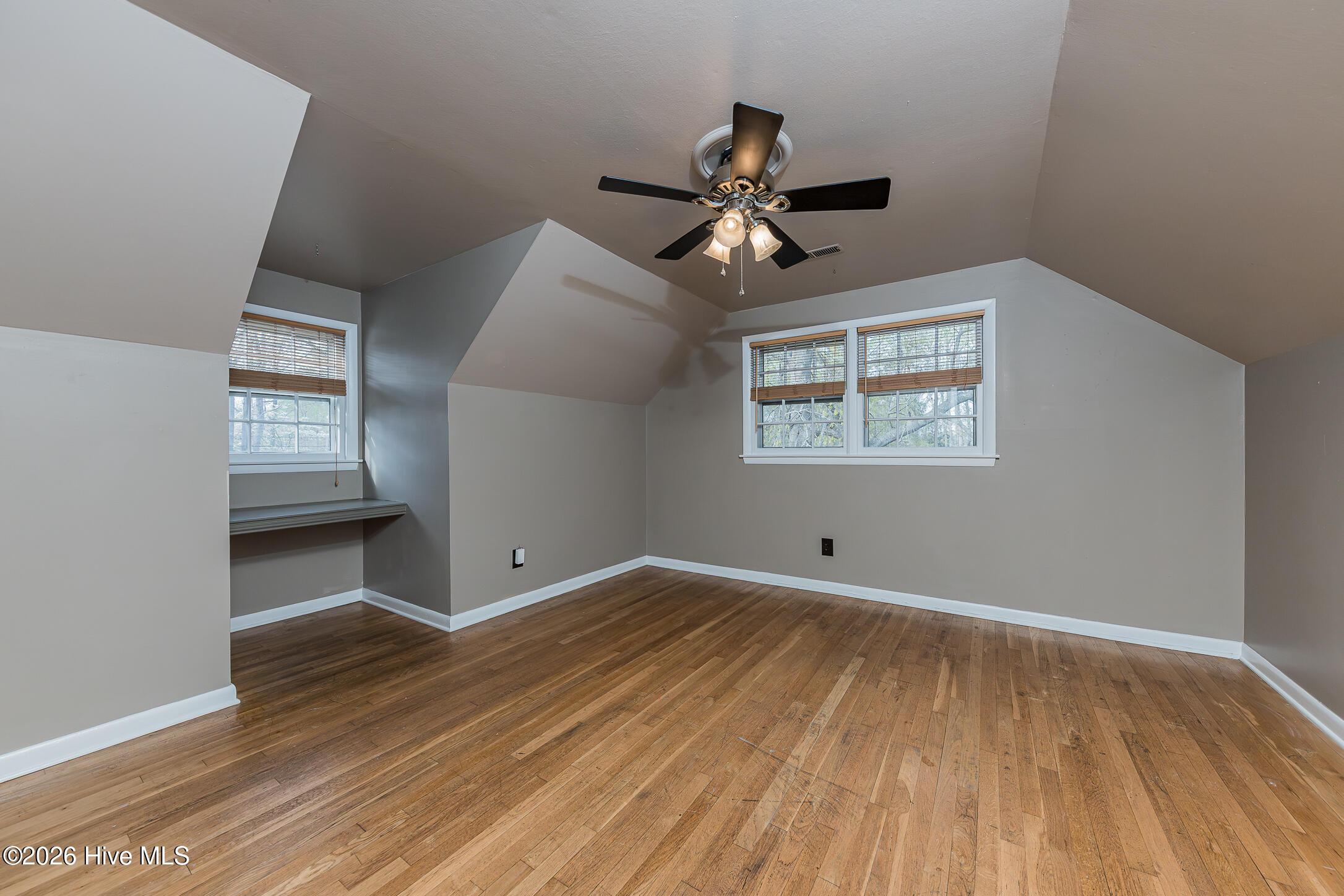 100563981 | Photo 38