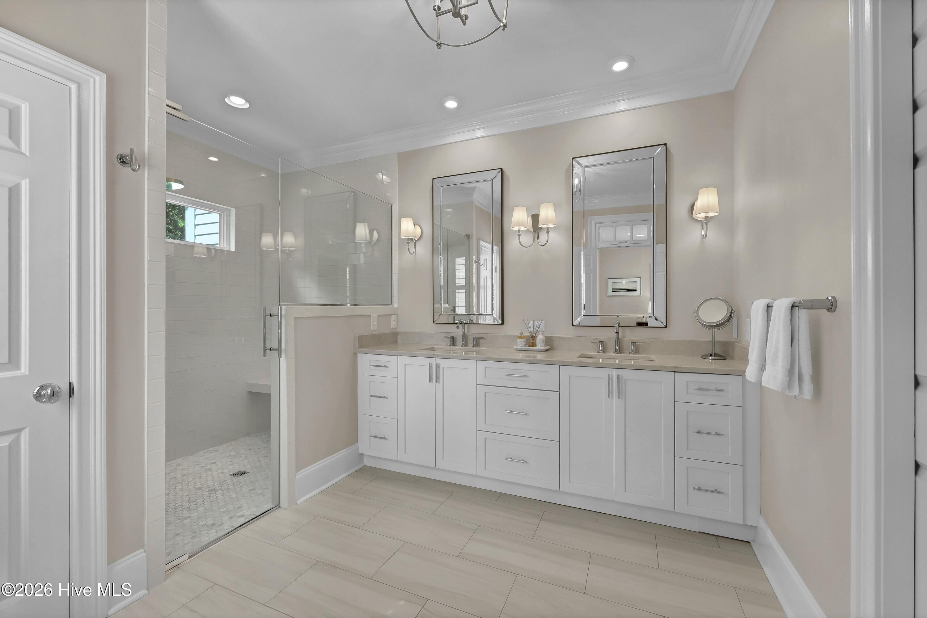 100569370 | Photo 29