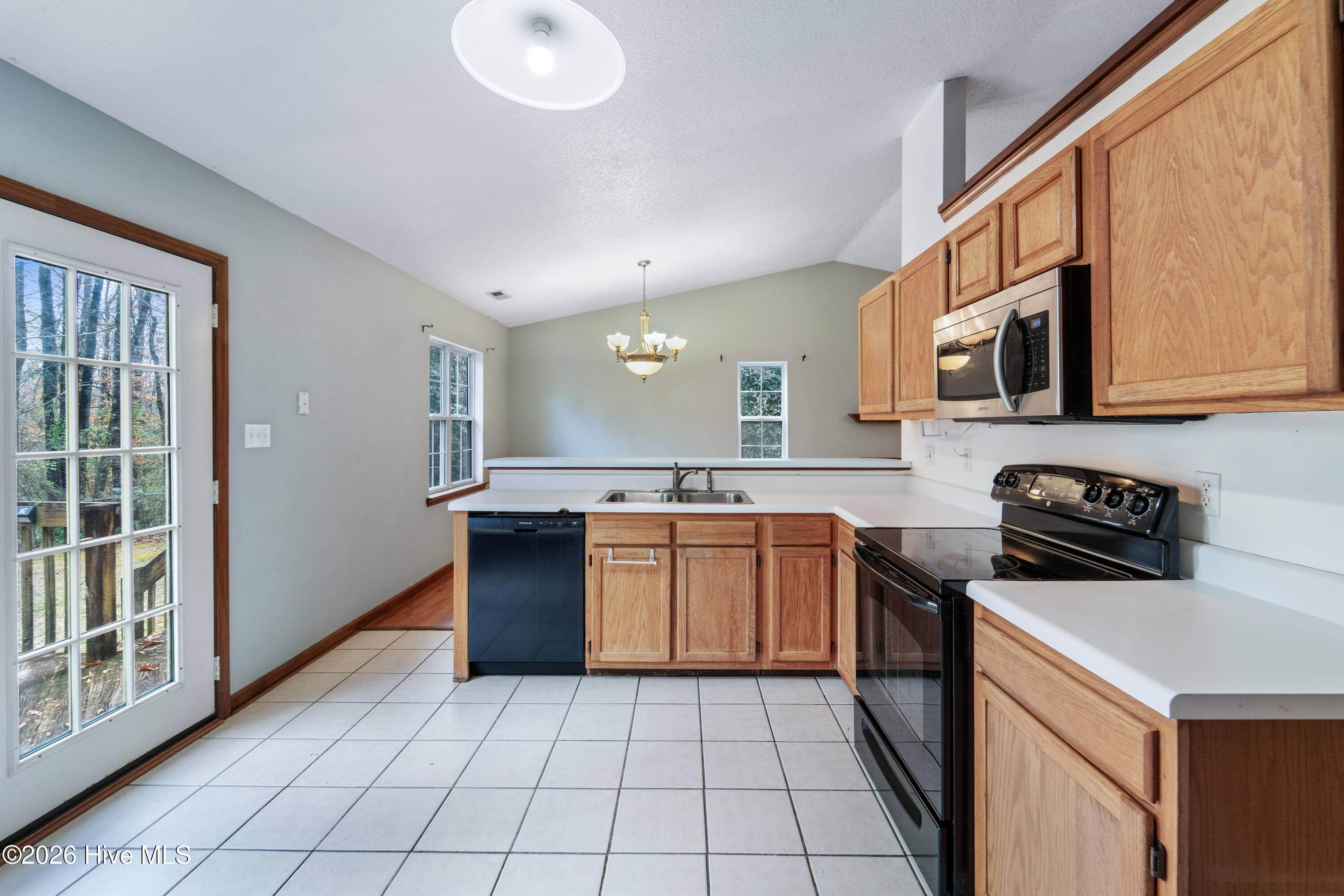 100557968 | Photo 24