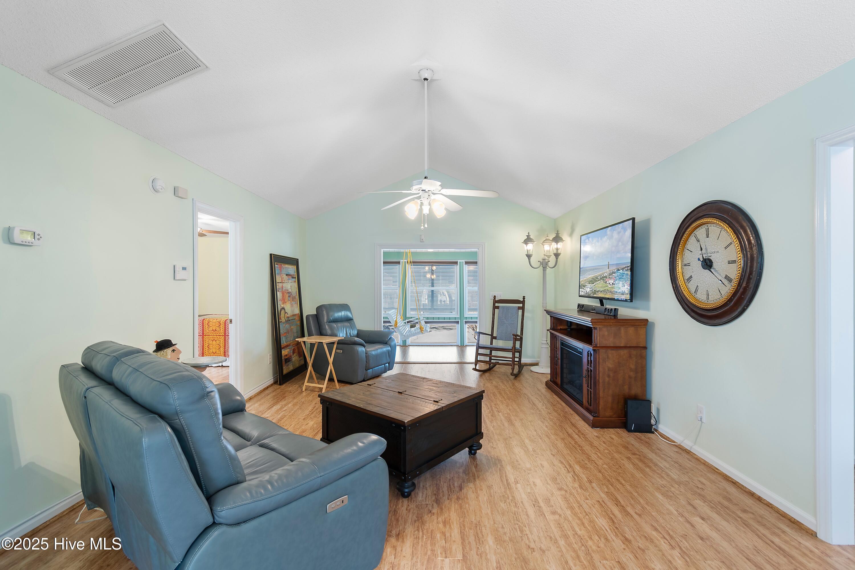 100542990 | Photo 15