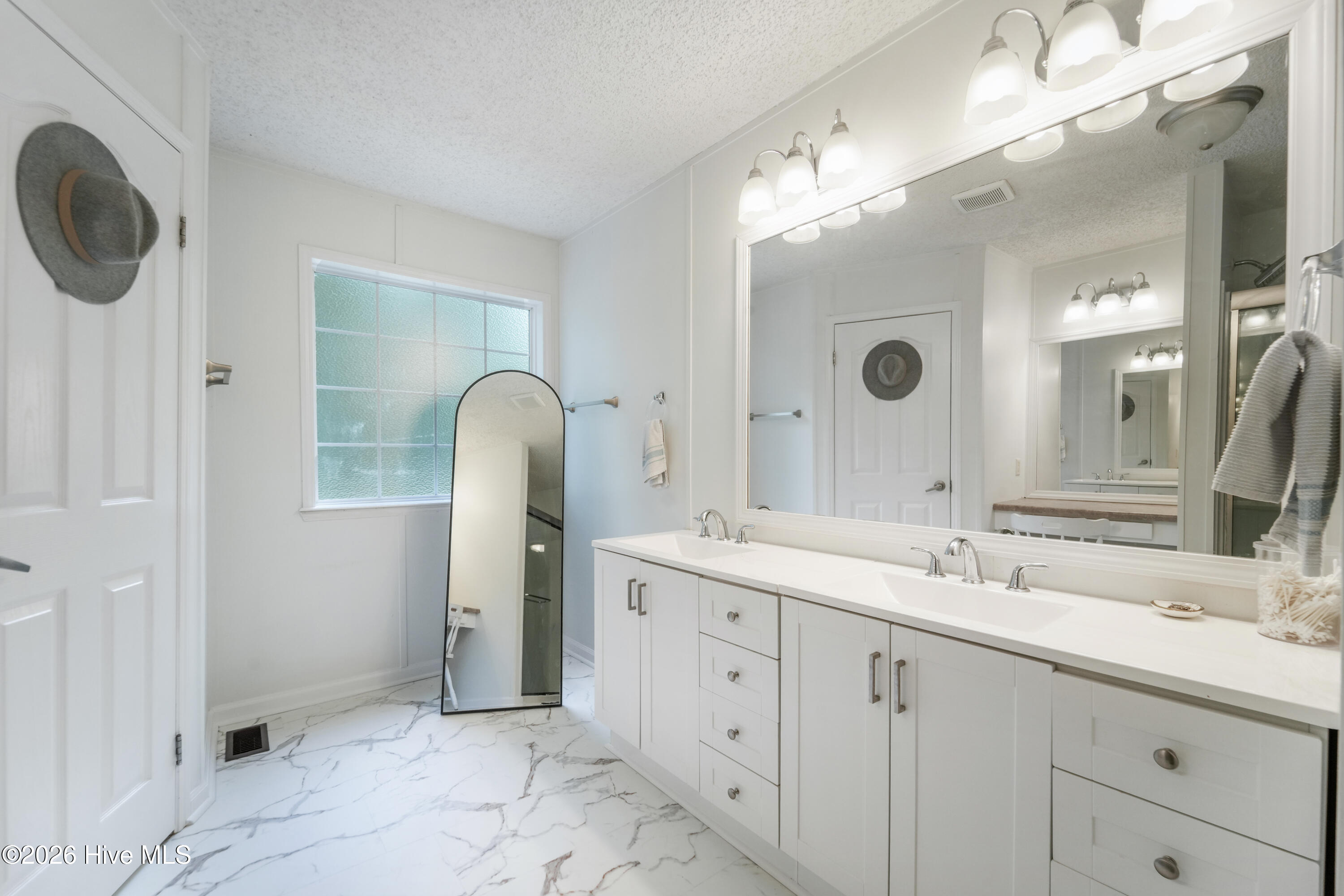 100570687 | Photo 12