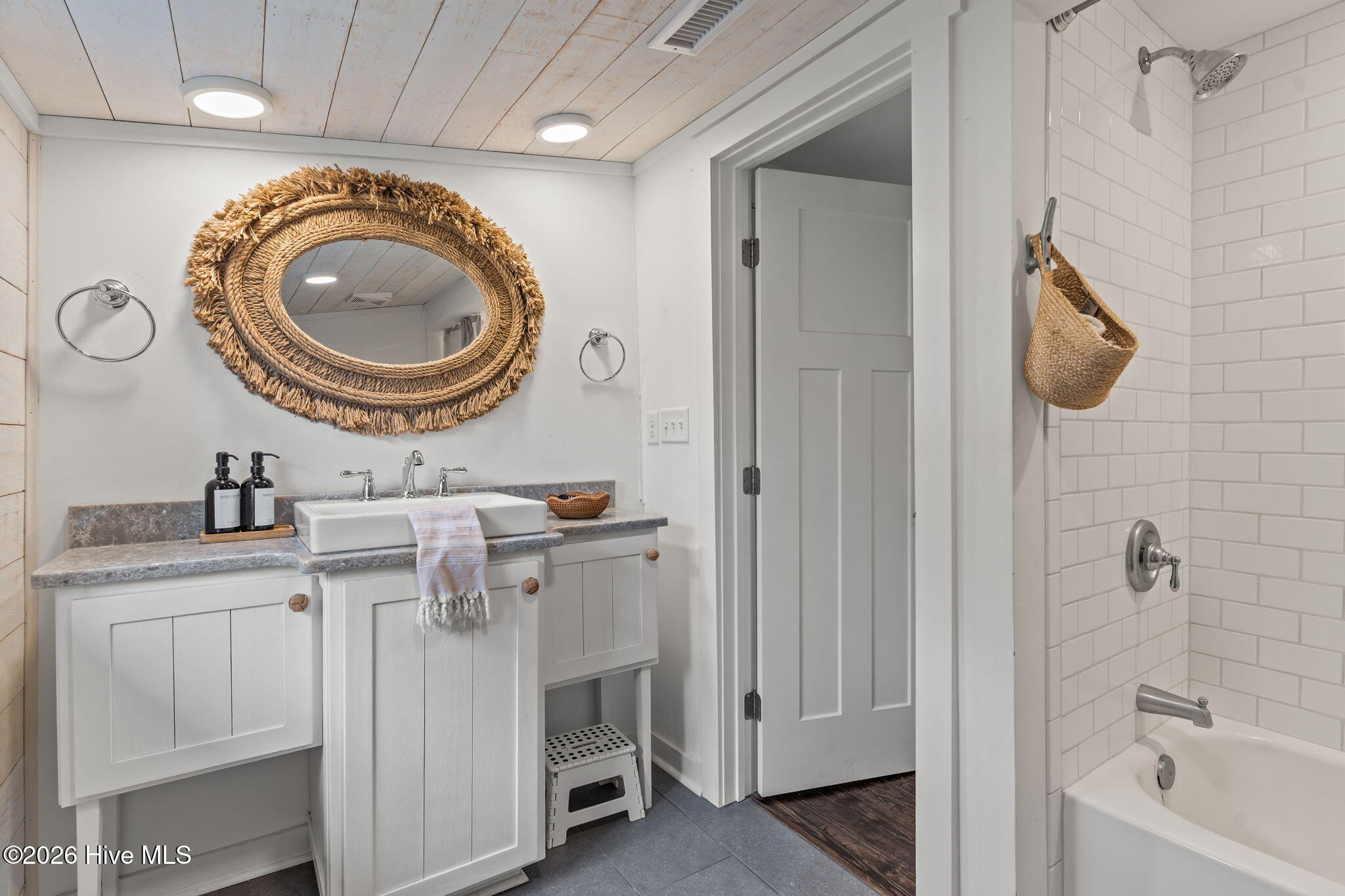 100565968 | Photo 37