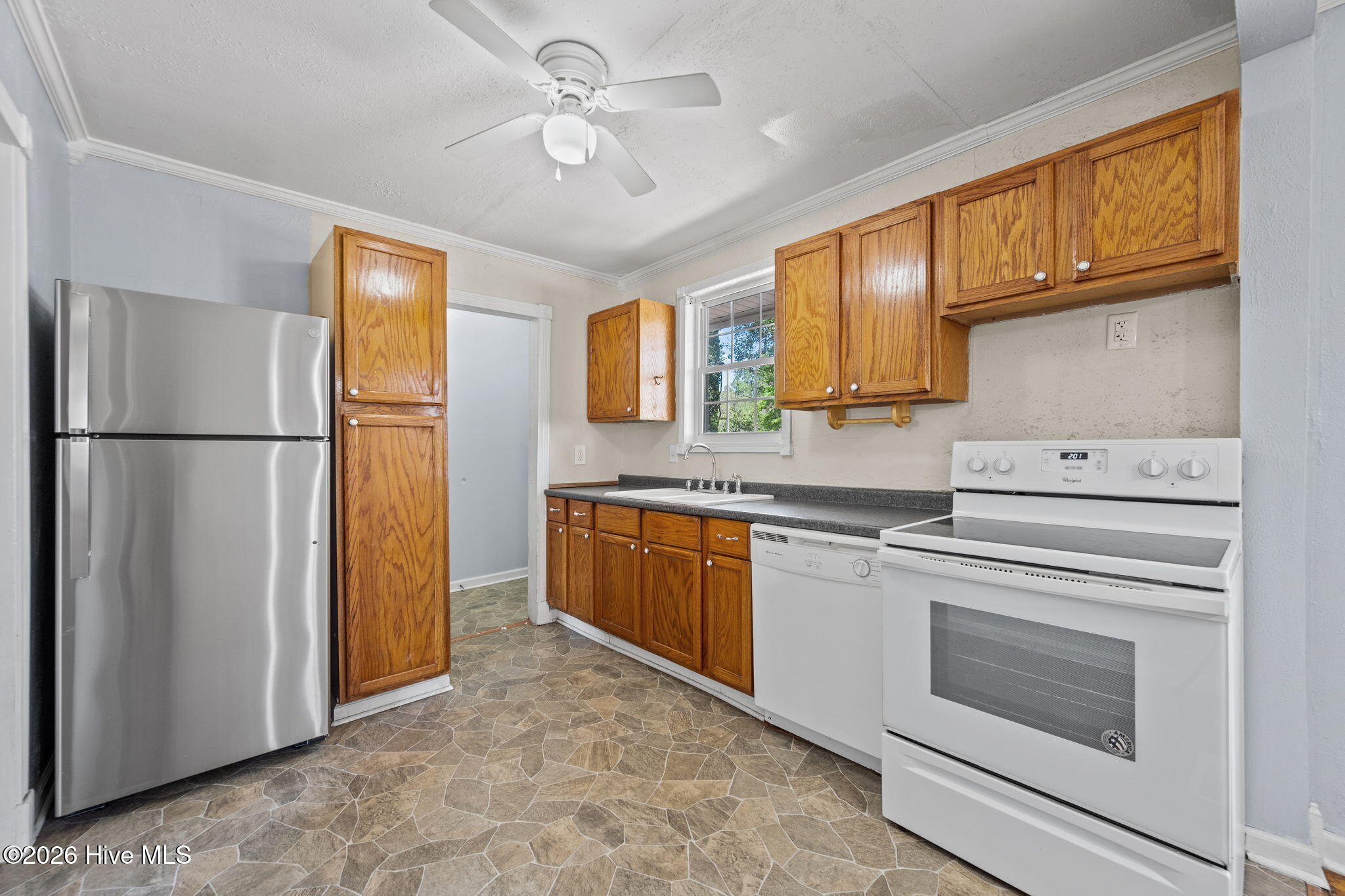 100562753 | Photo 13