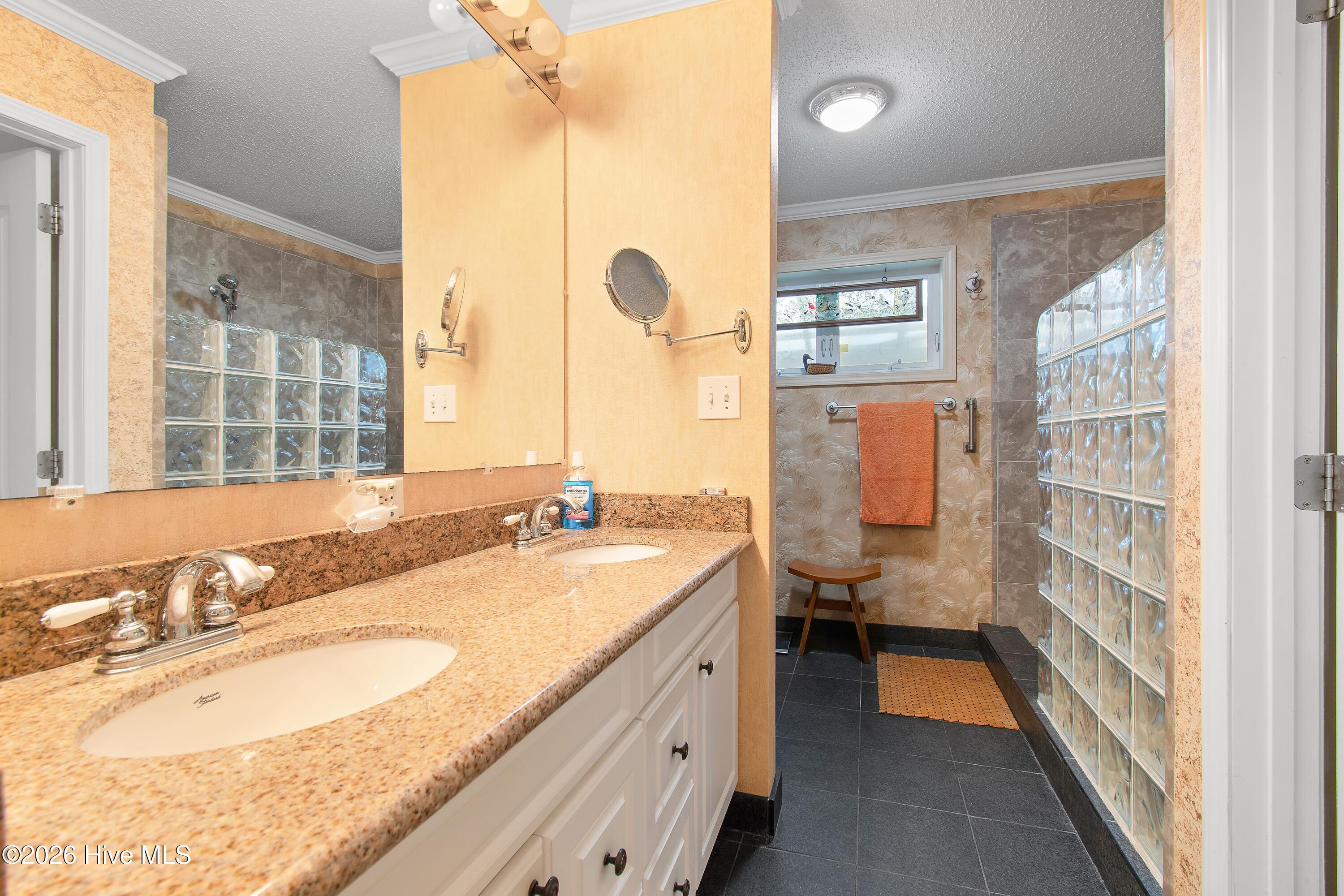 100568231 | Photo 38