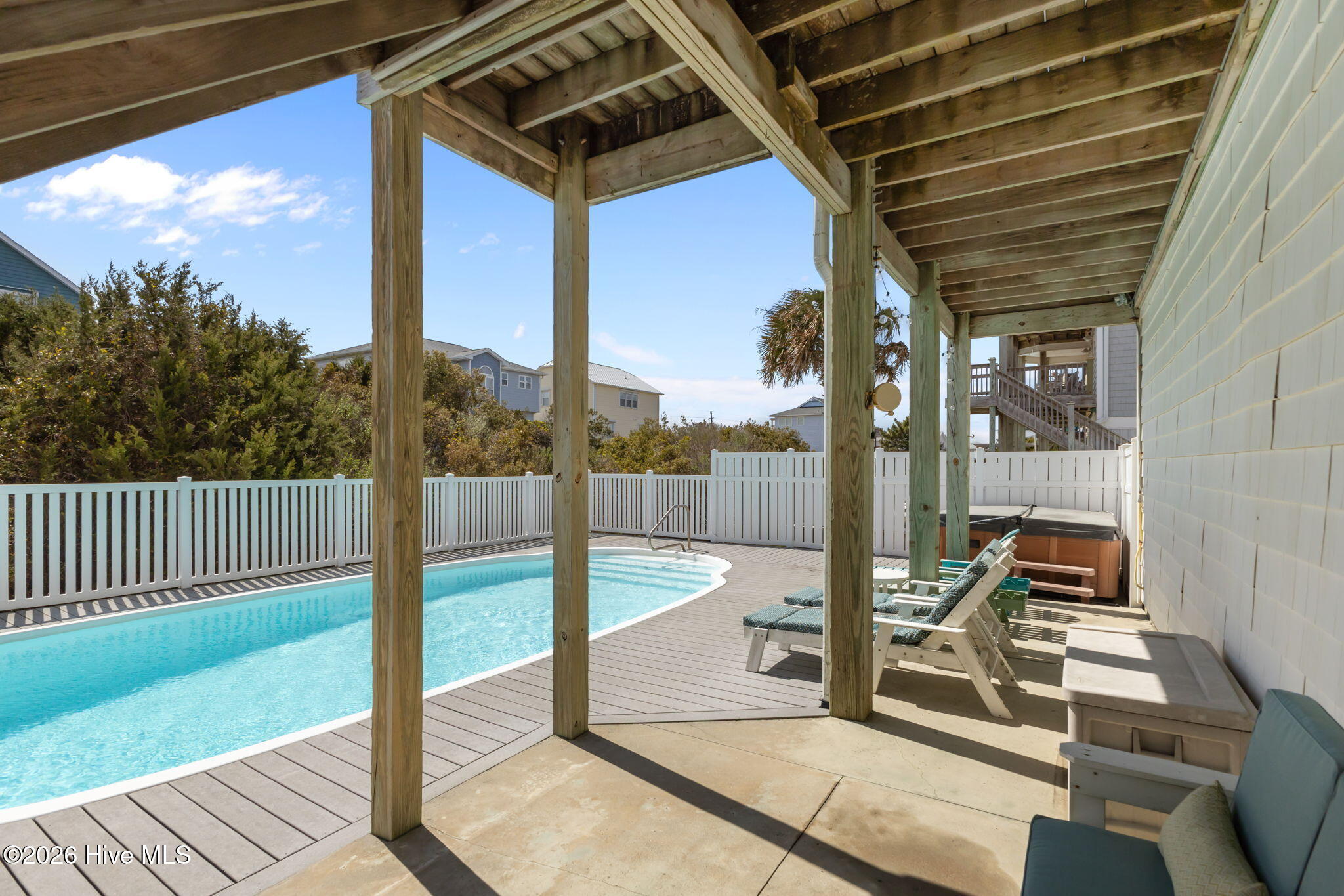 100563180 | Photo 43