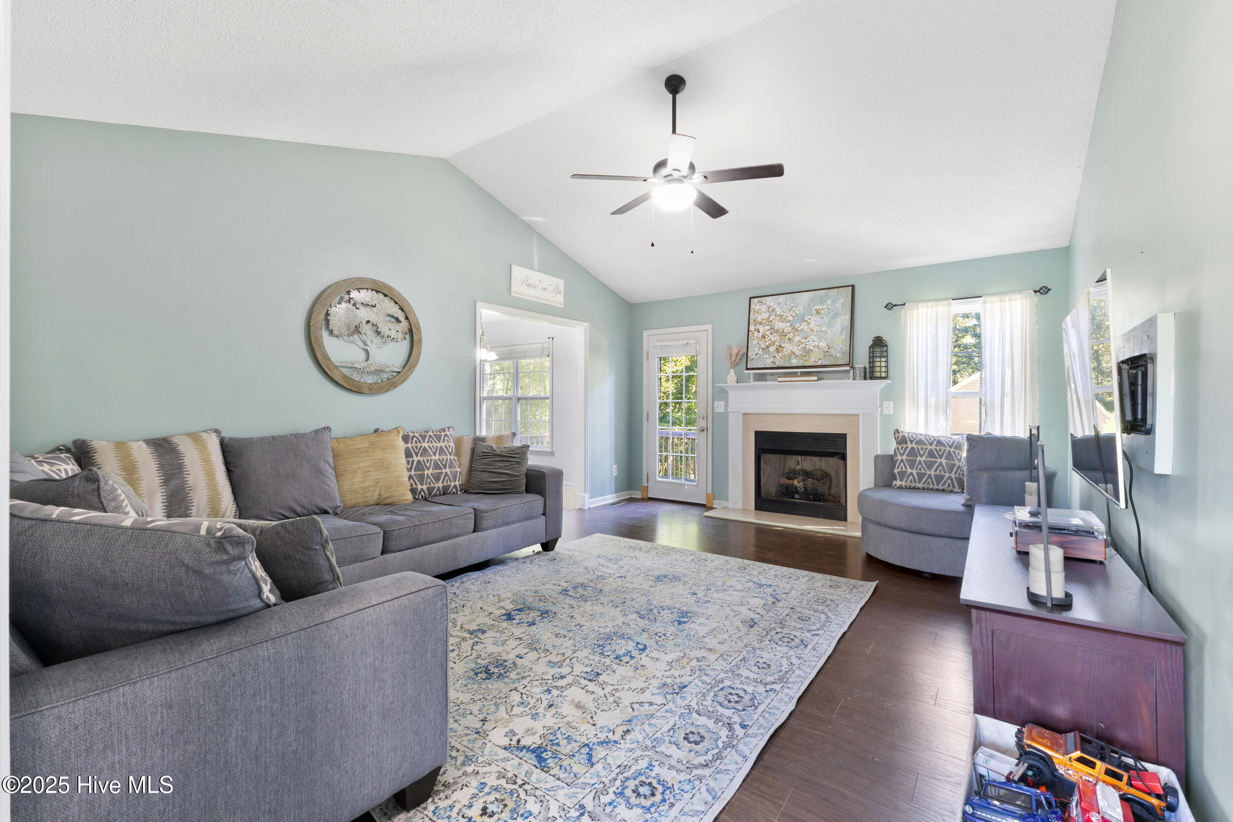 102 Lunington Mill Circle, Burgaw, NC 28425 – photo 4: Living Room