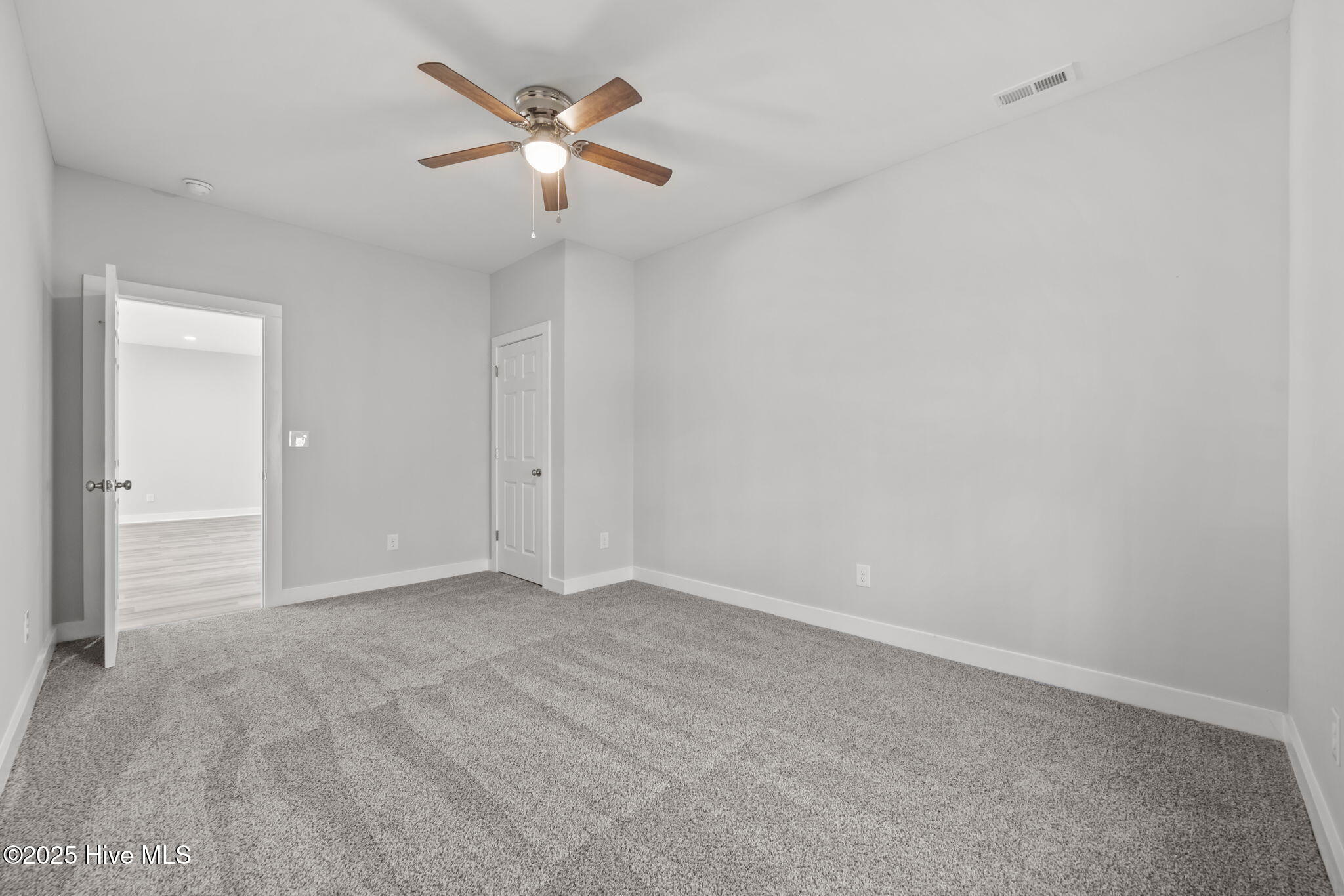 100542869 | Photo 29