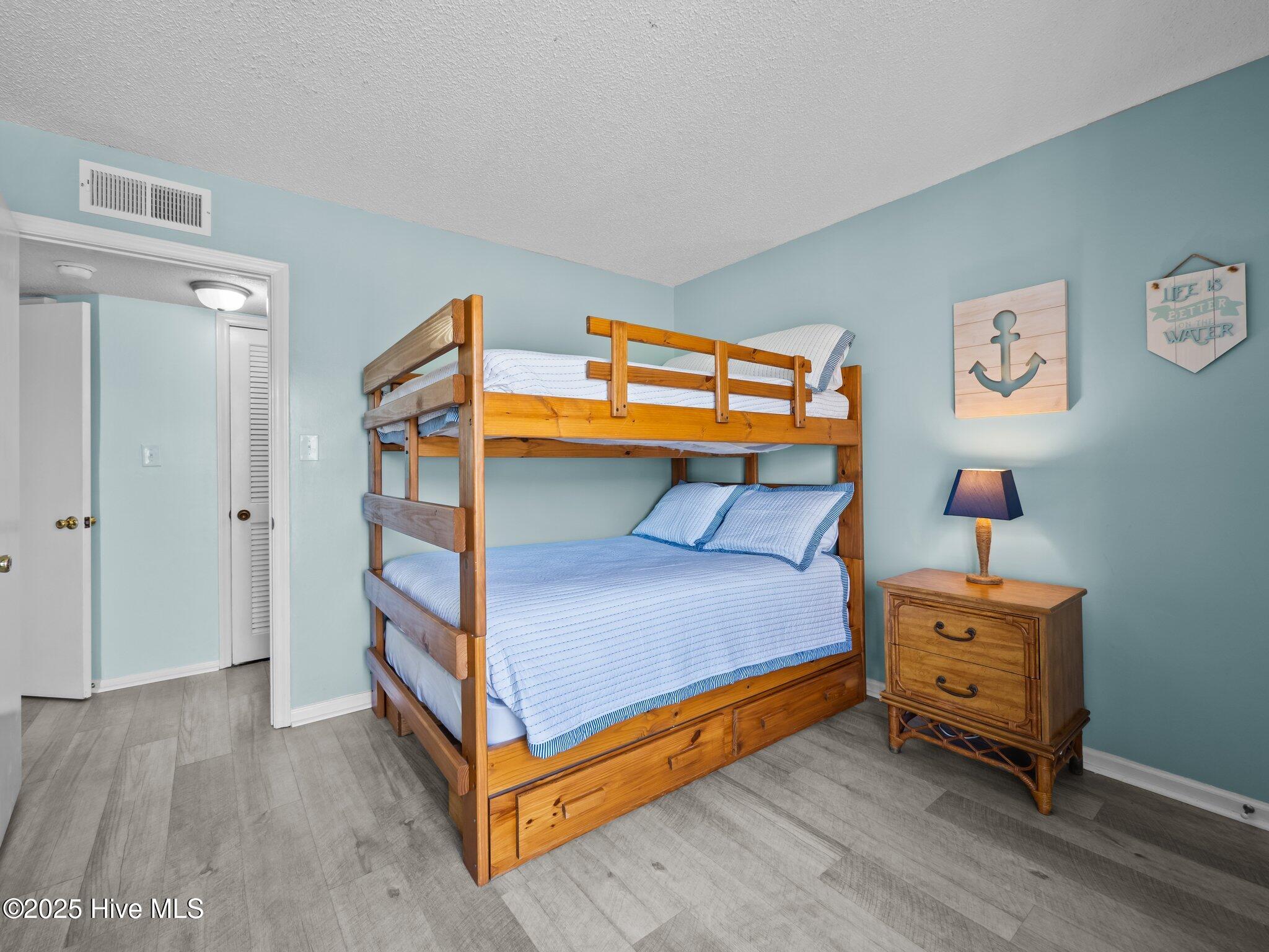 100536863 | Photo 34