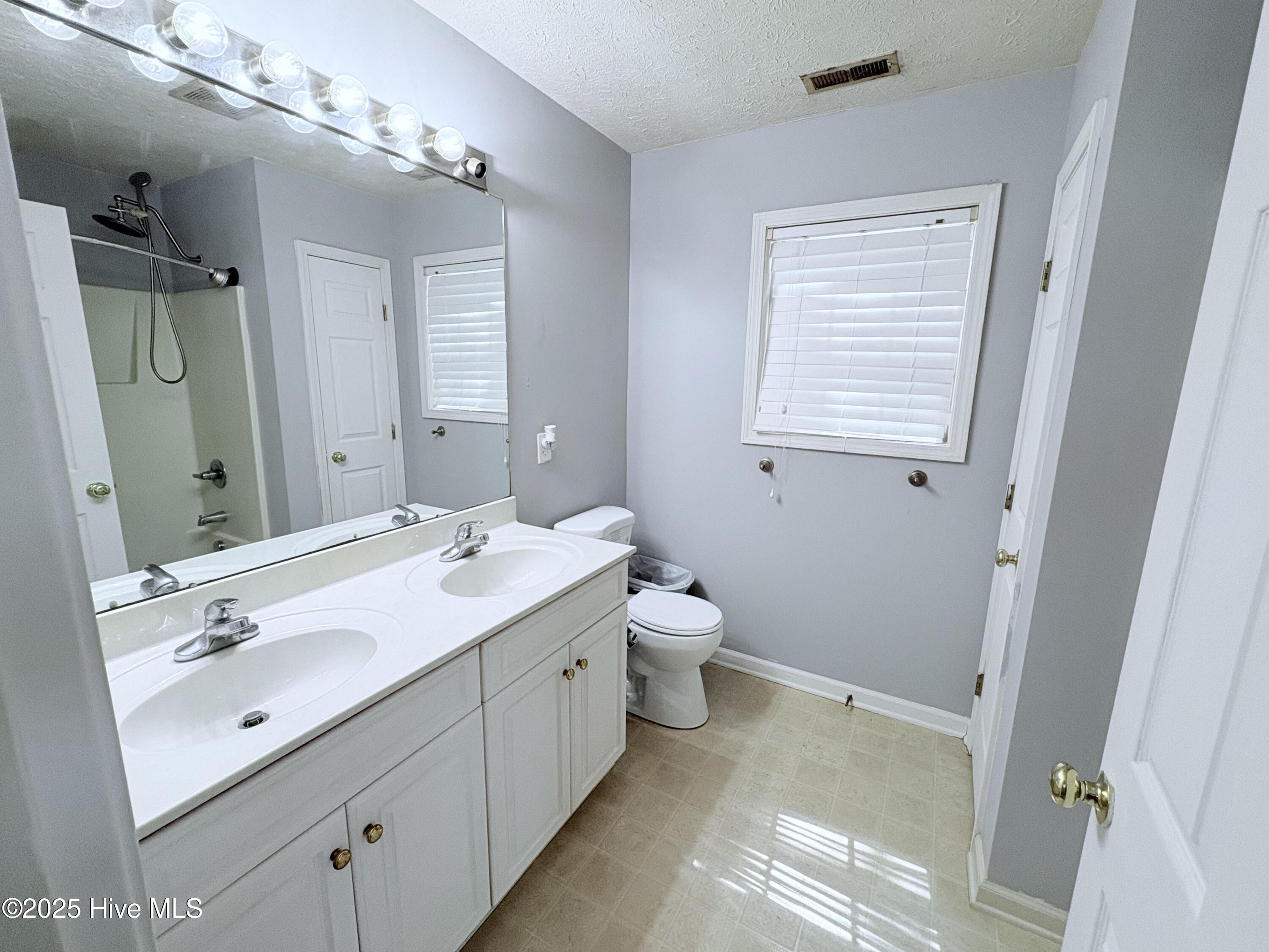 100563747 | Photo 18