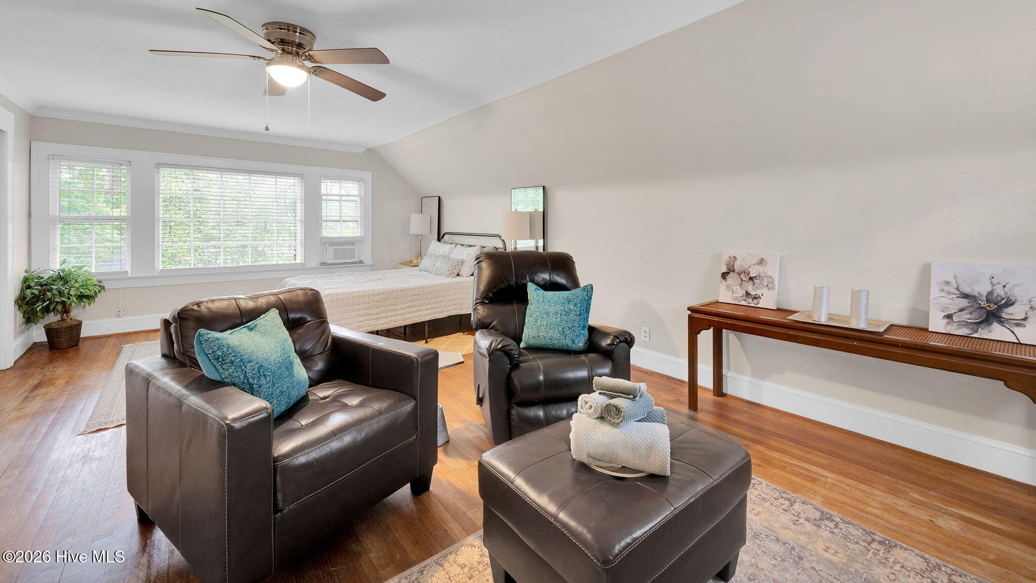 45-web-or-mls-1902 Sherwood Drive-45
