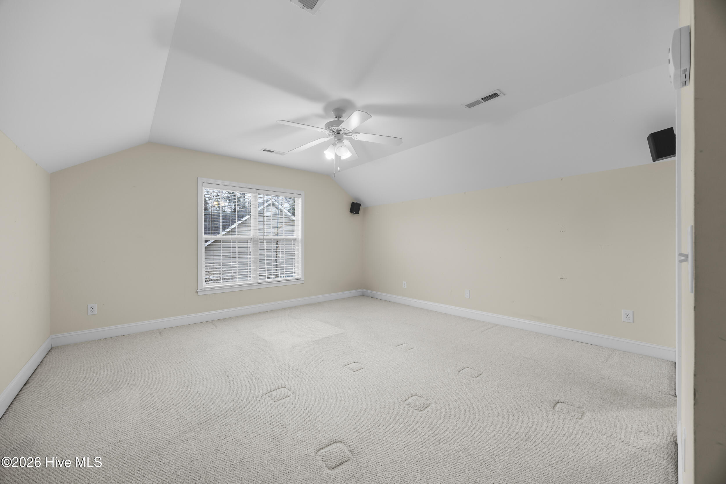 100549388 | Photo 26