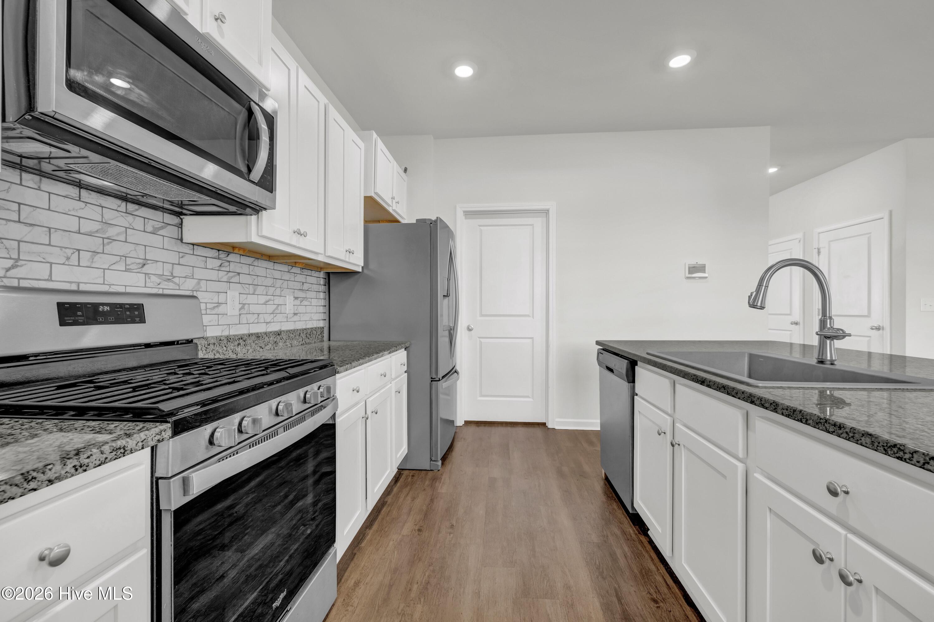 100549338 | Photo 14