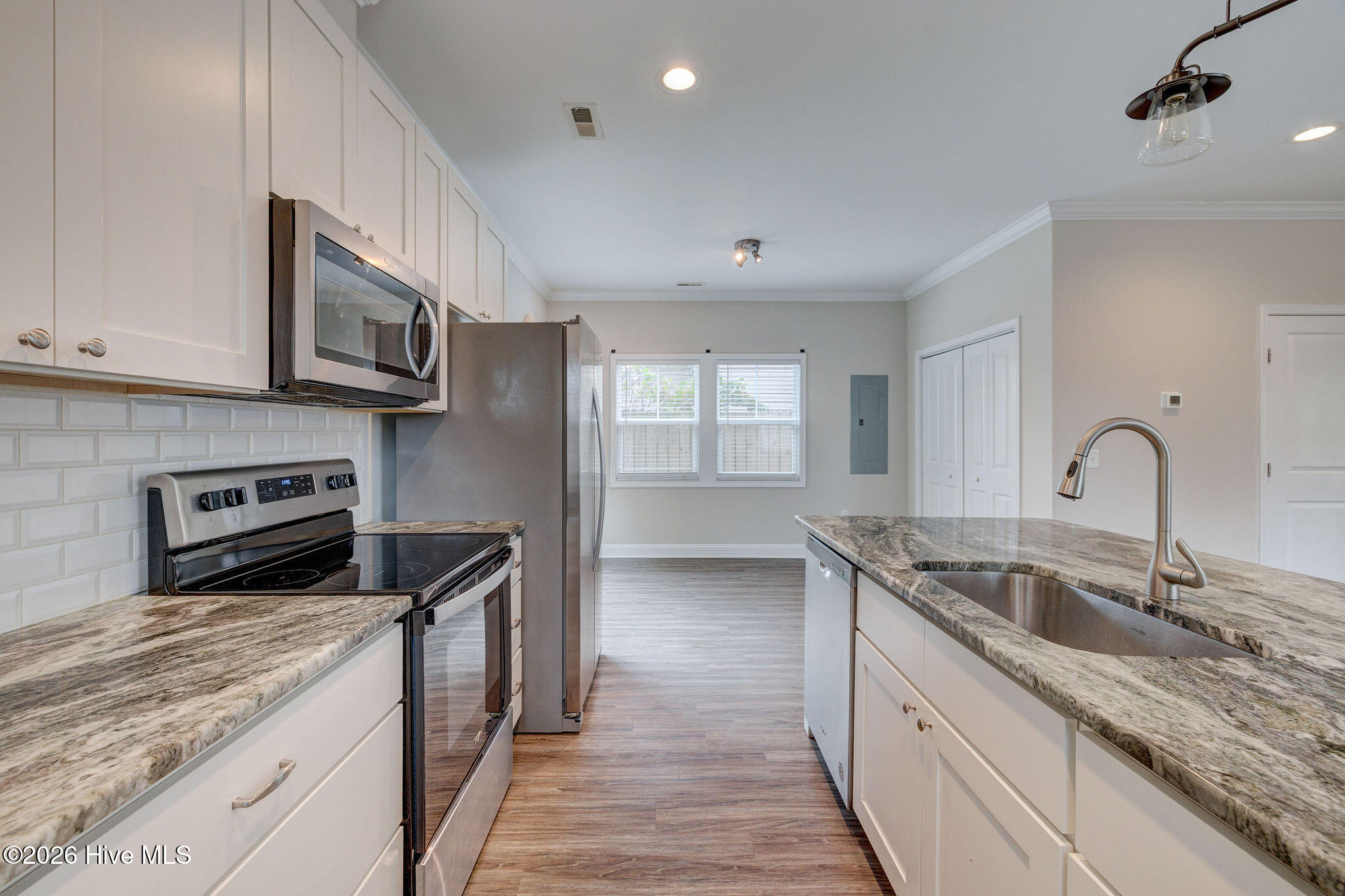 100562693 | Photo 20