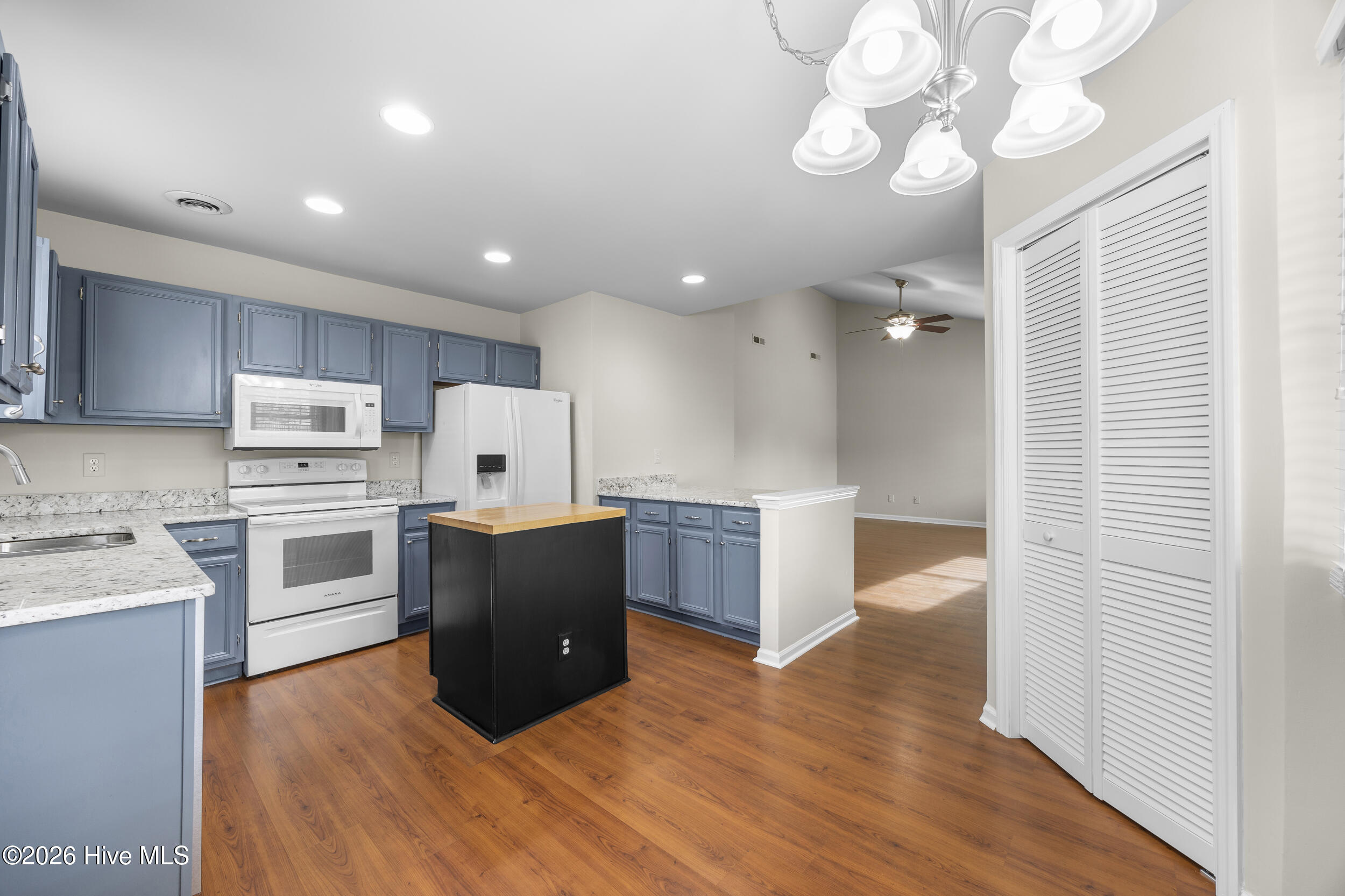 100560305 | Photo 20