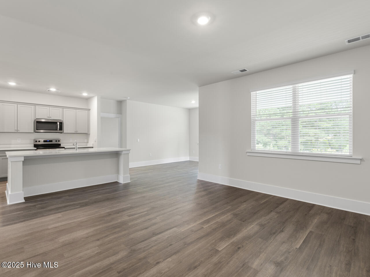 100569228 | Photo 16