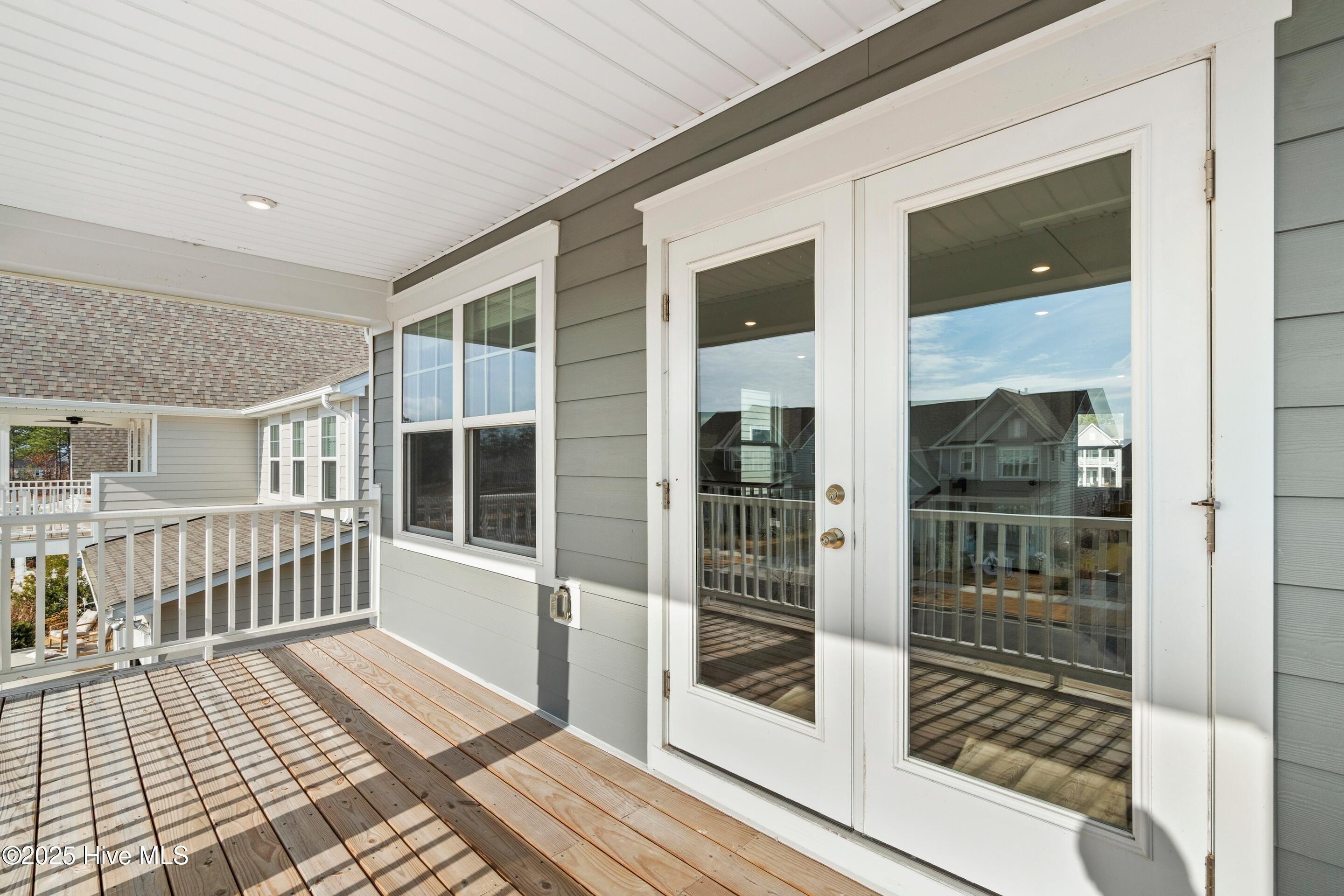 100547045 | Photo 30