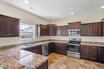 100561978 | Photo 10