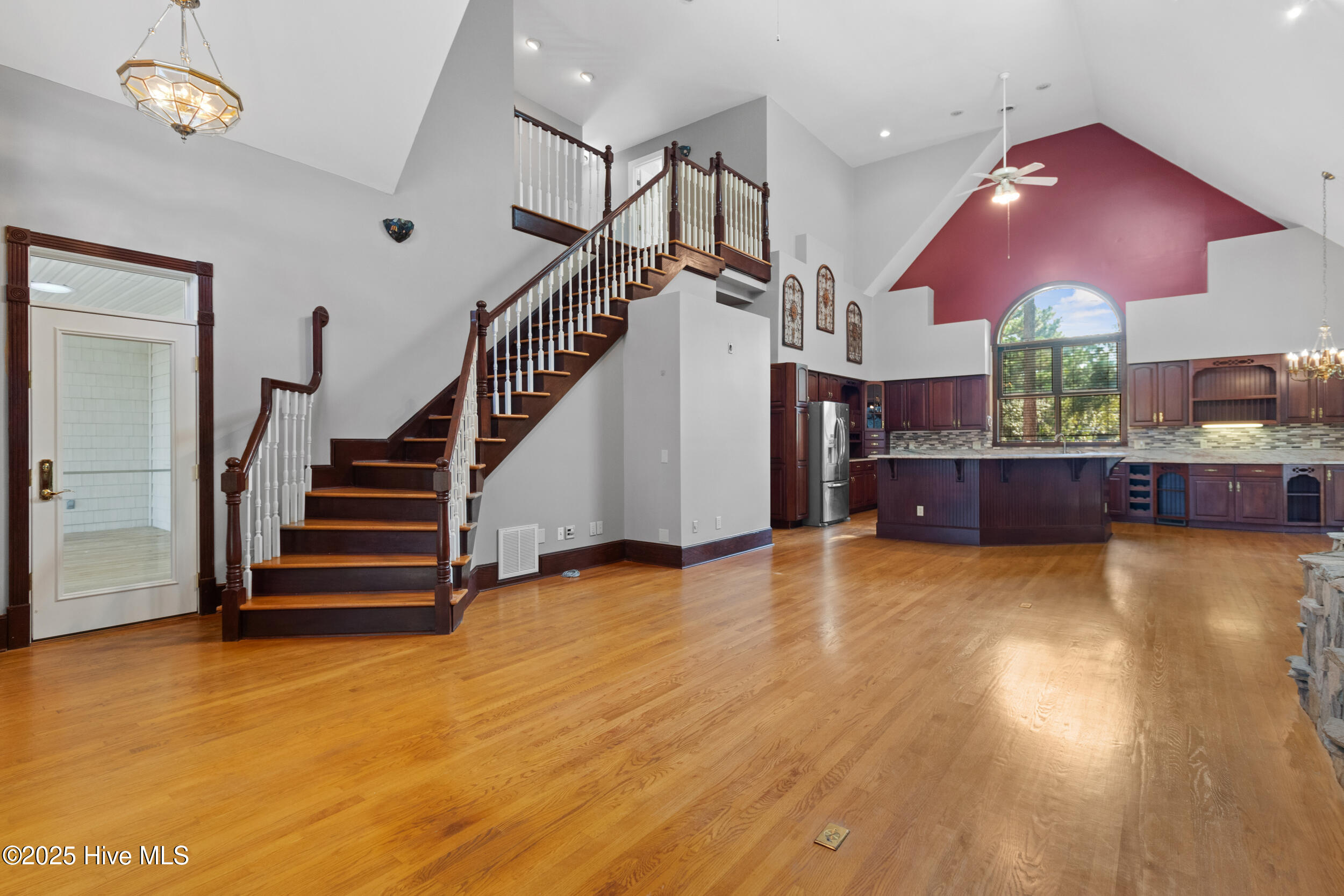 100531940 | Photo 35