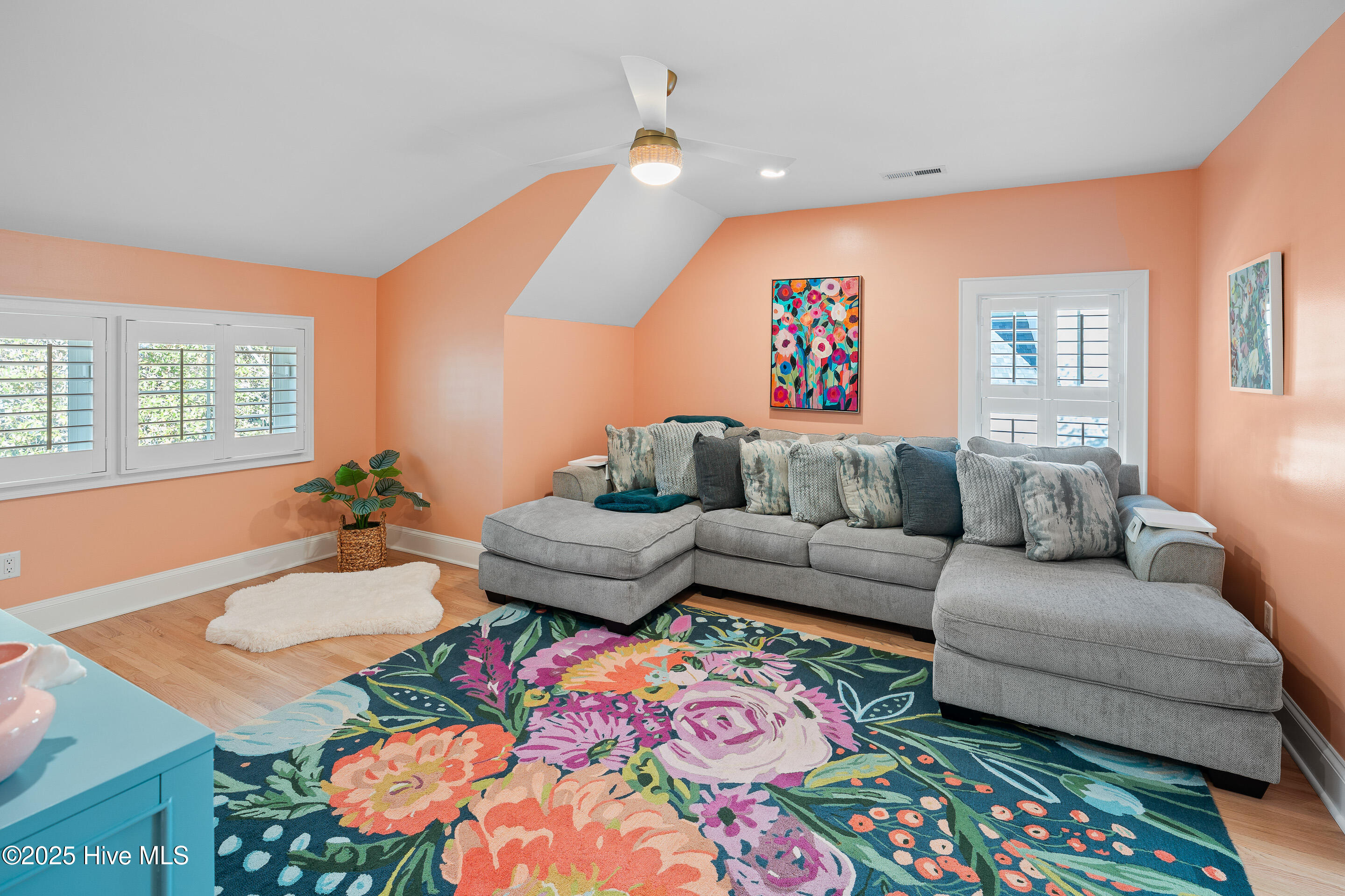 100542348 | Photo 38