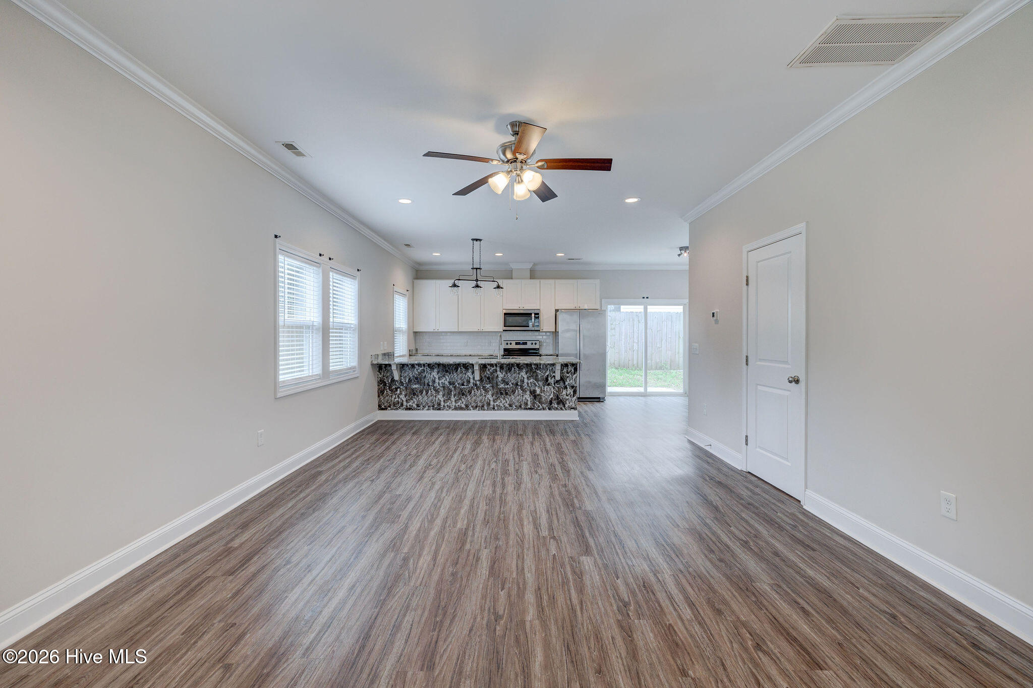 100562693 | Photo 12