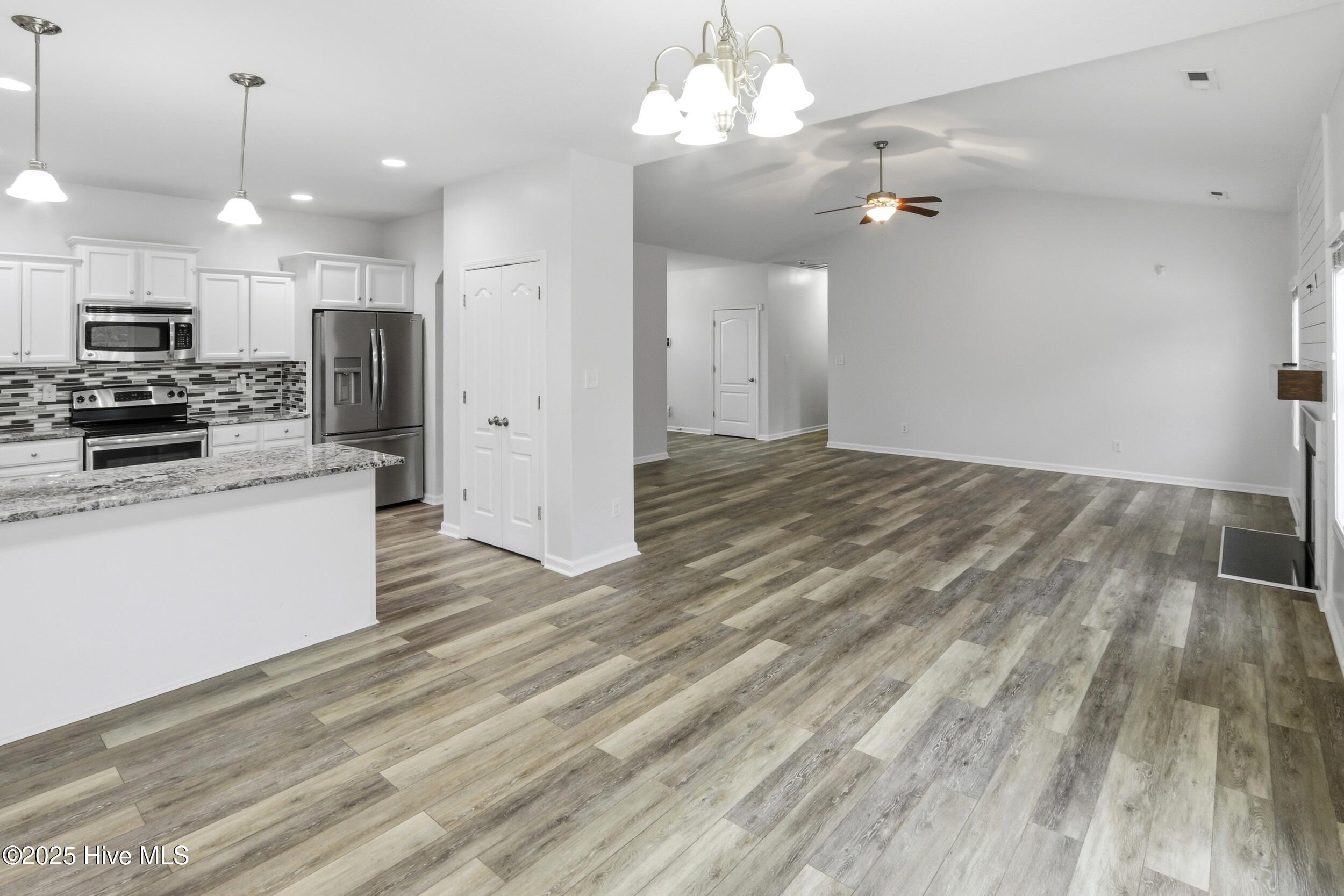 100545601 | Photo 15