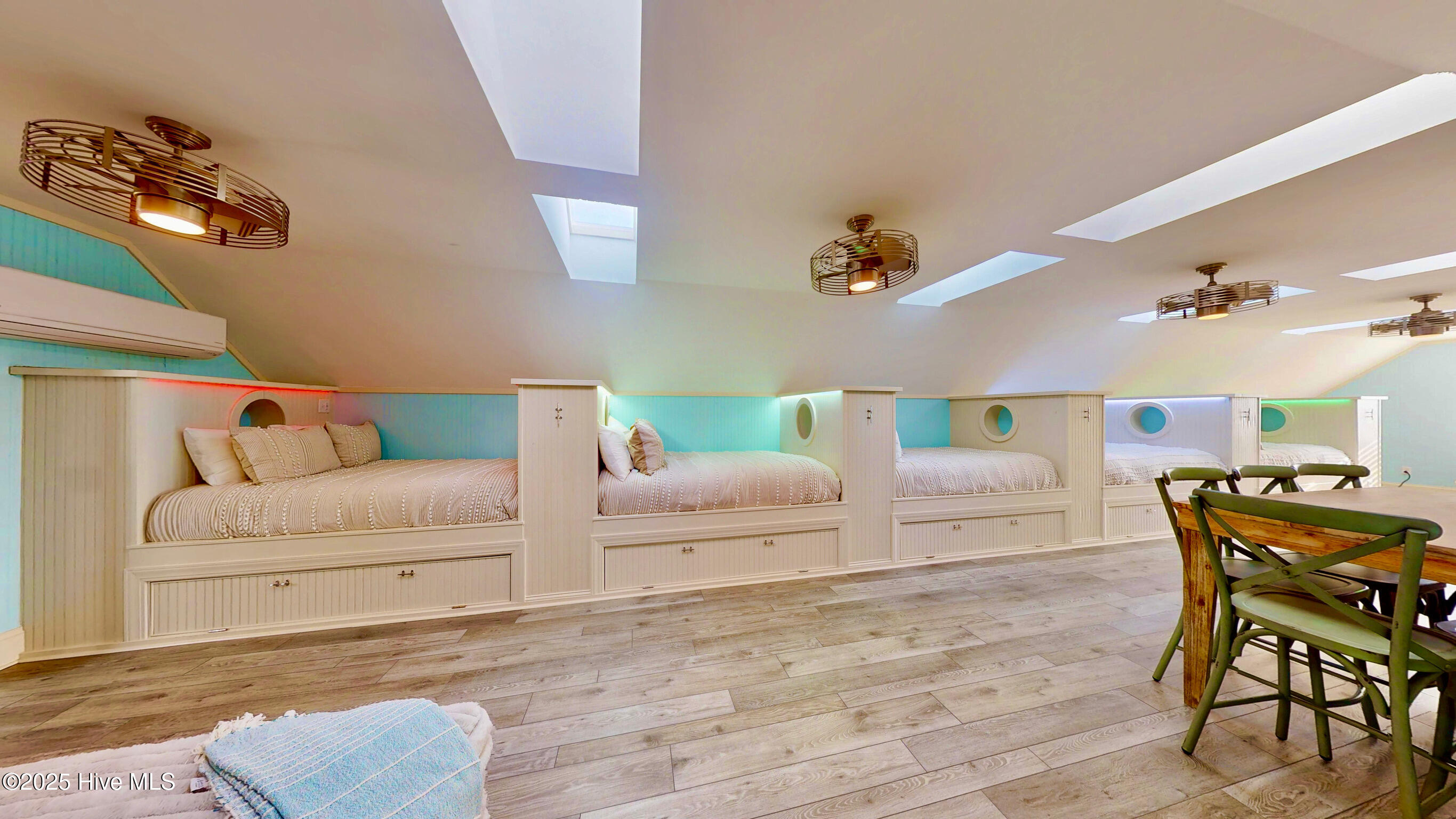 100543231 | Photo 75