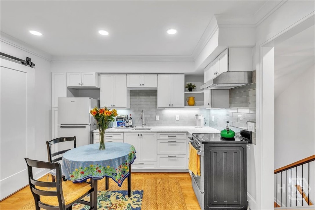 Carriage house full kitchen.