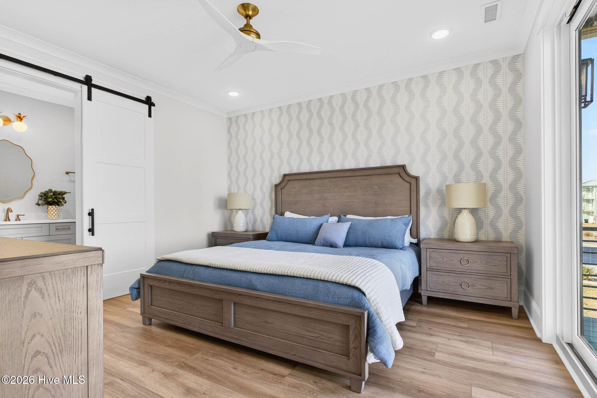 100570262 | Photo 40