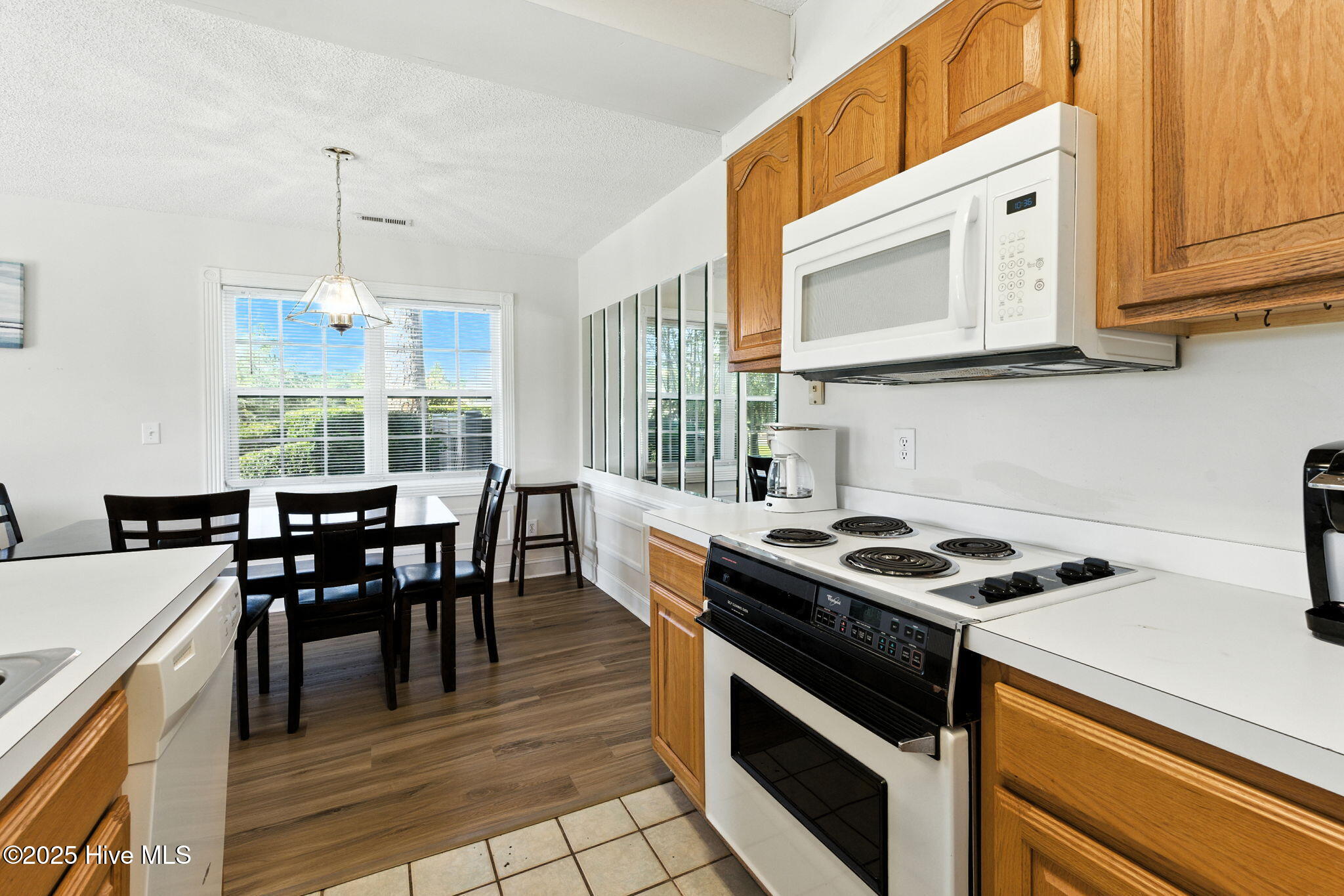 100527104 | Photo 24