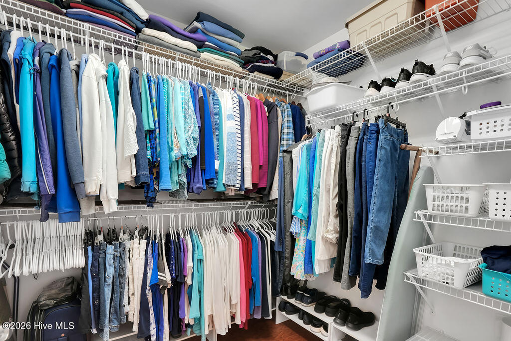 100565145 | Photo 23