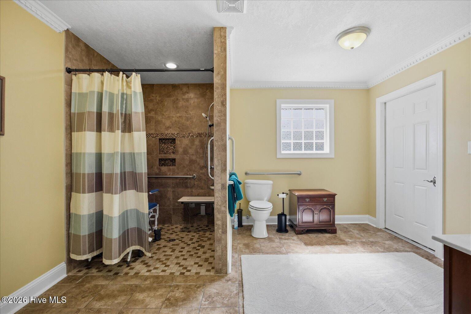 100560950 | Photo 32