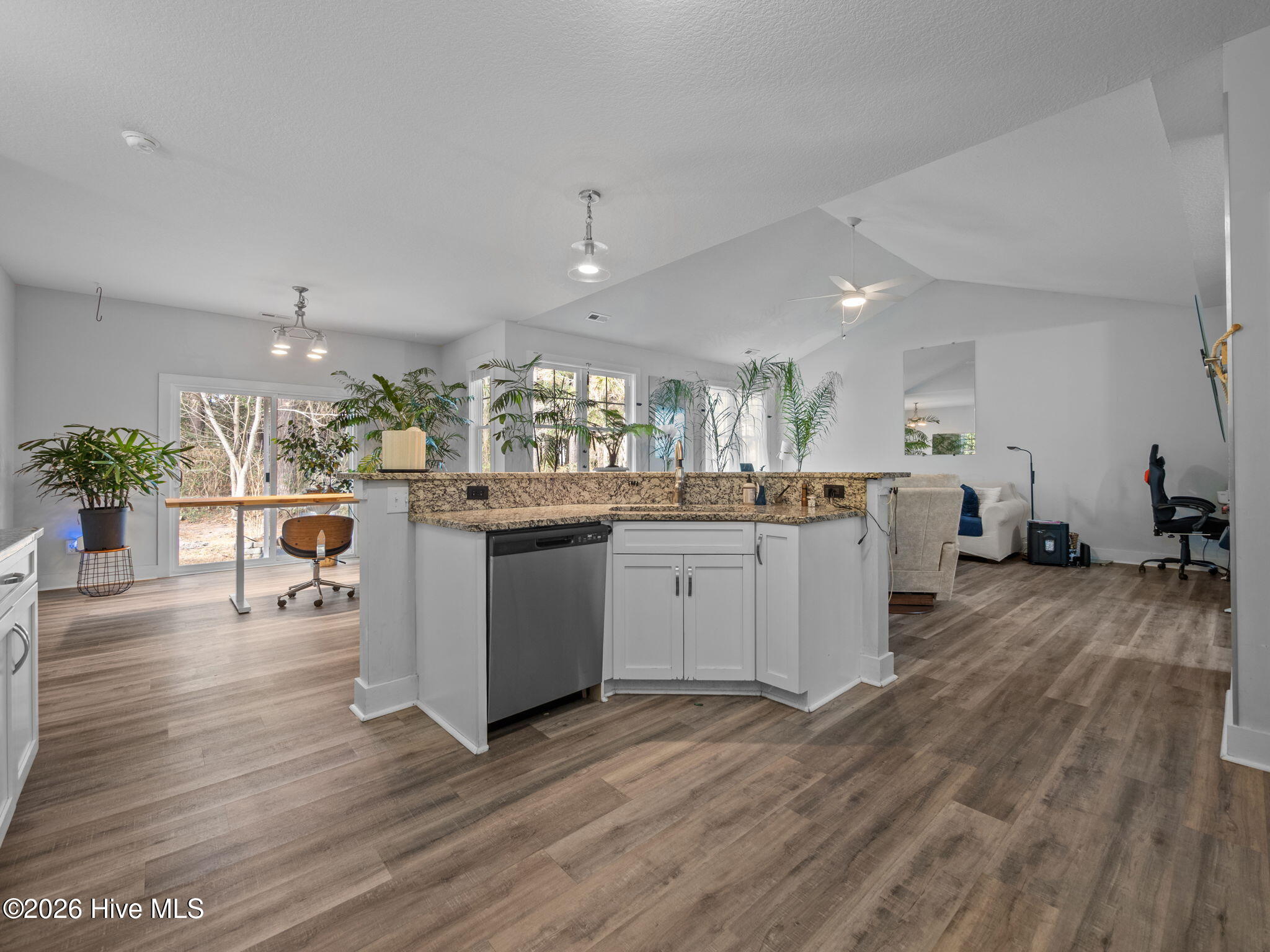 100547615 | Photo 10